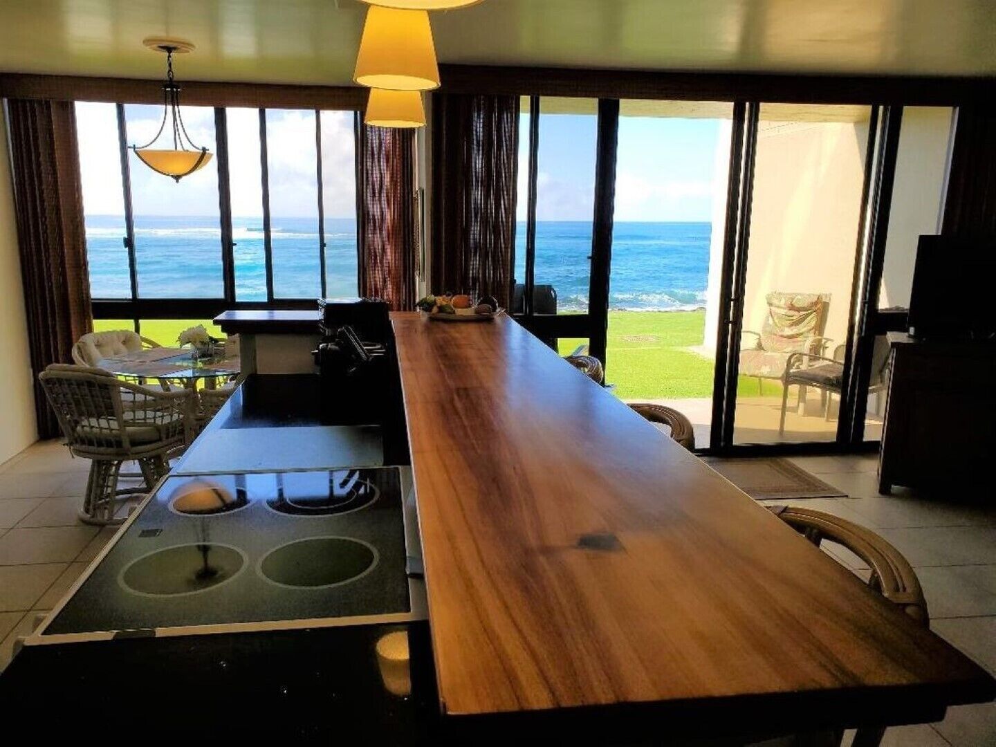 Oceanfront Condo with A/C, 10 Steps to the Ocean, Ground Floor, Kuhio Shores 112