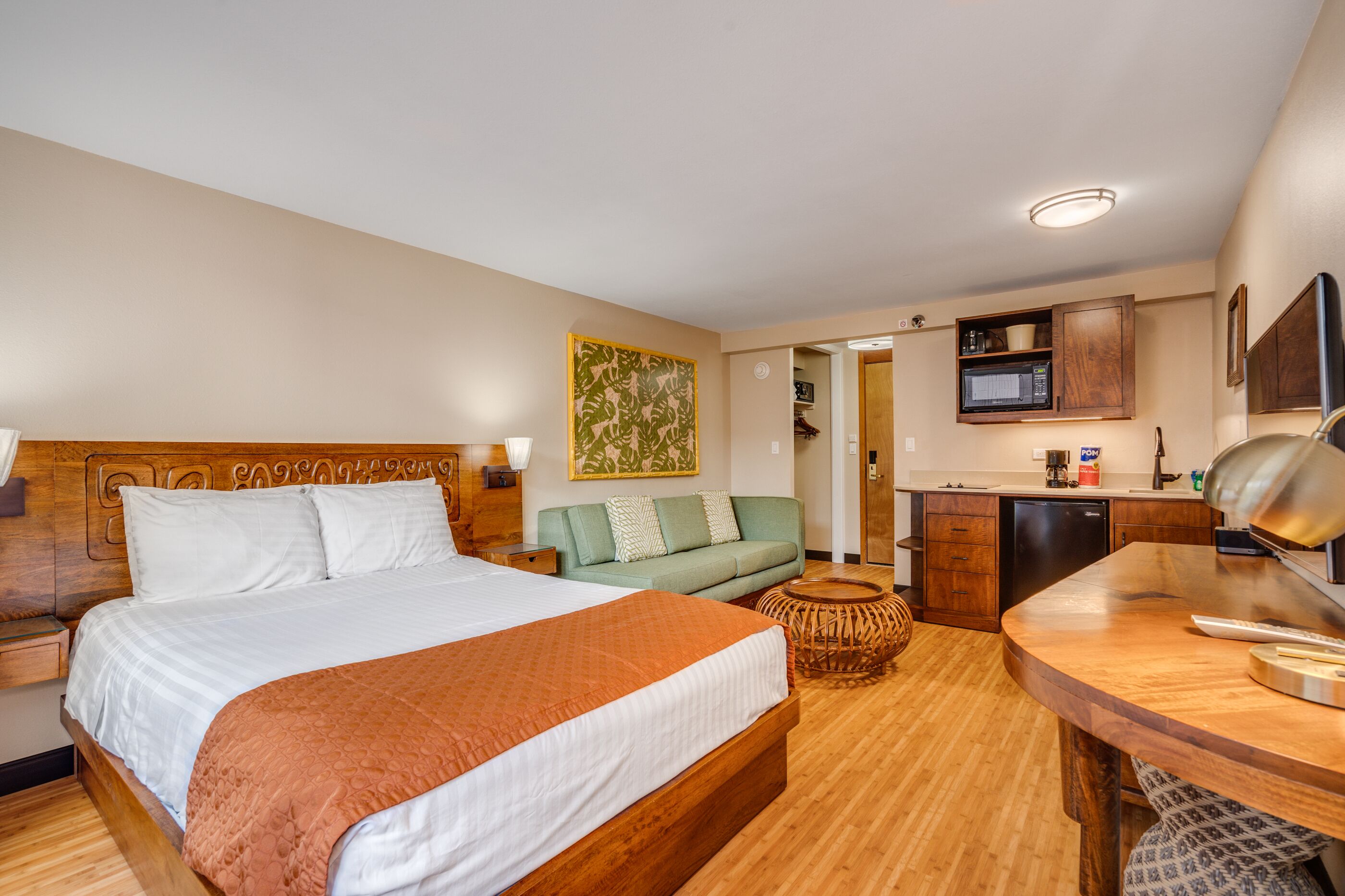 Fully Remodeled, Affordable Quality 3-4 mins walk to Waikiki Beach