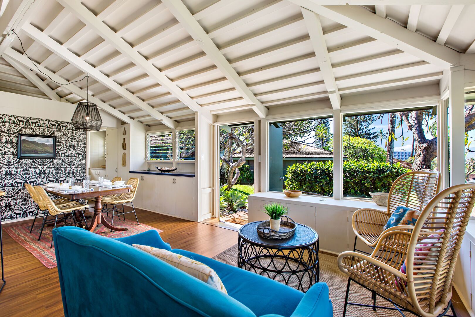 Hawaiian cottage near world class beaches