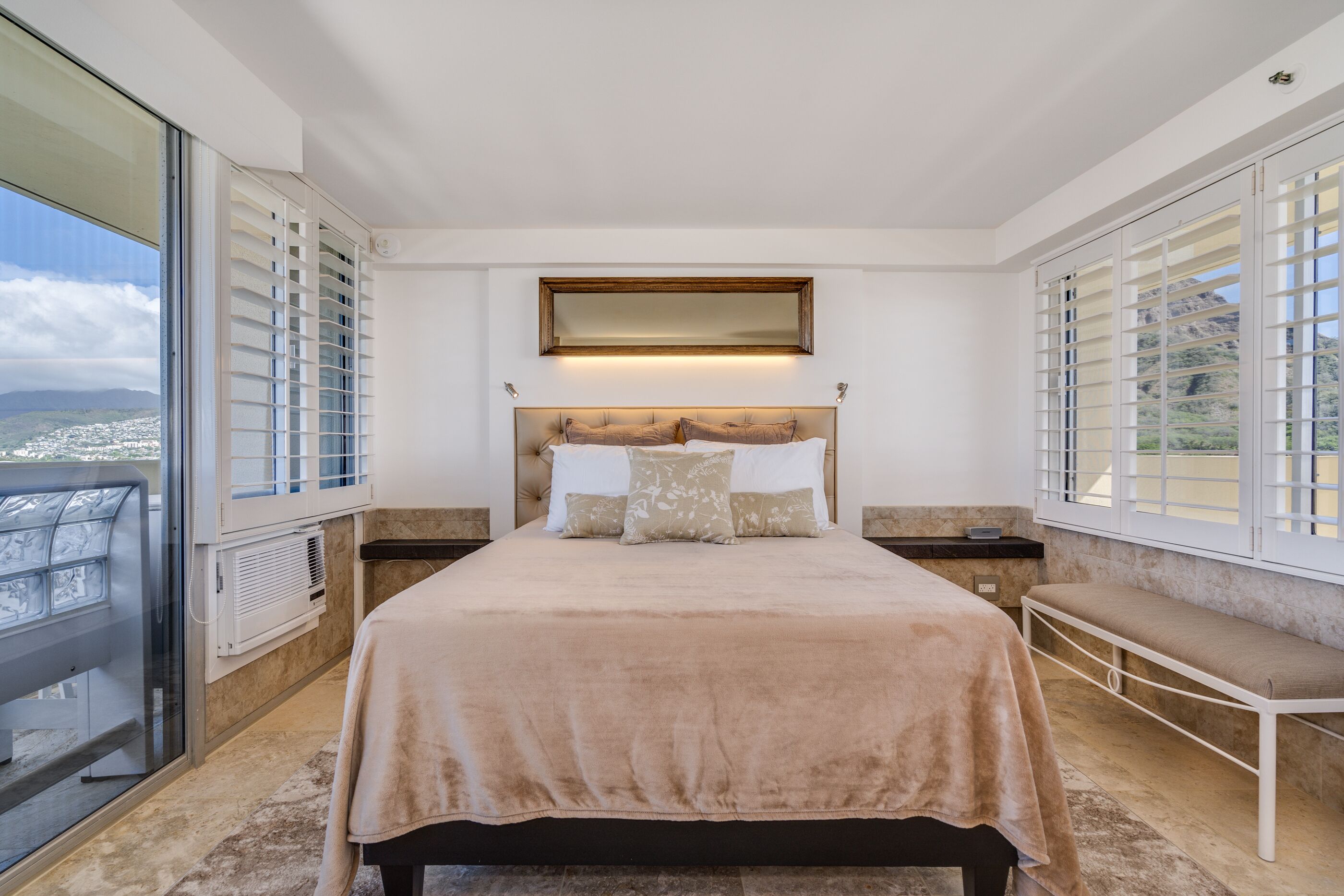 Gorgeous Diamond Head Penthouse Studio Stunning views, Private Balcony.