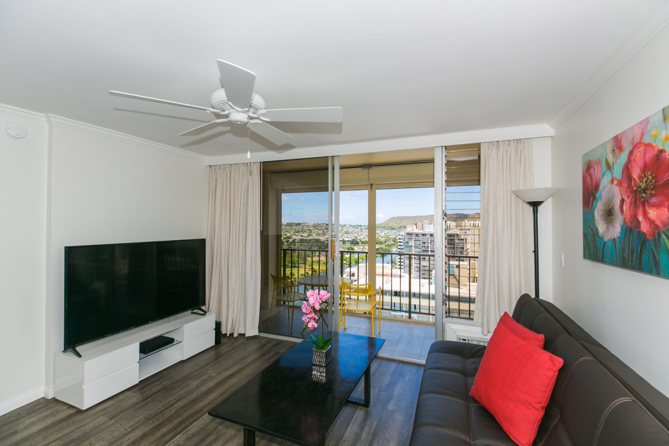 Comfortable 2 Bedroom, 2 Bath, Free Parking, Walk to Beach