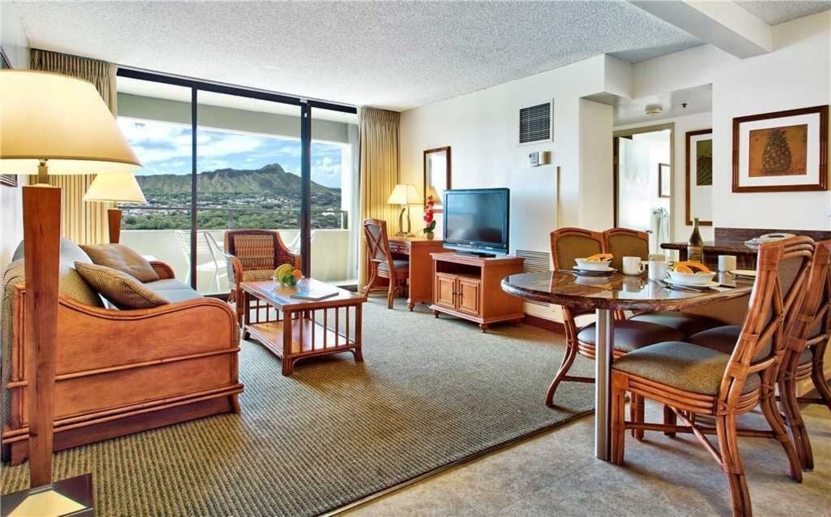 Dlx 1 br Waikiki Condo Rental...Sleeps 5/Lovely views. Waikiki Beach!