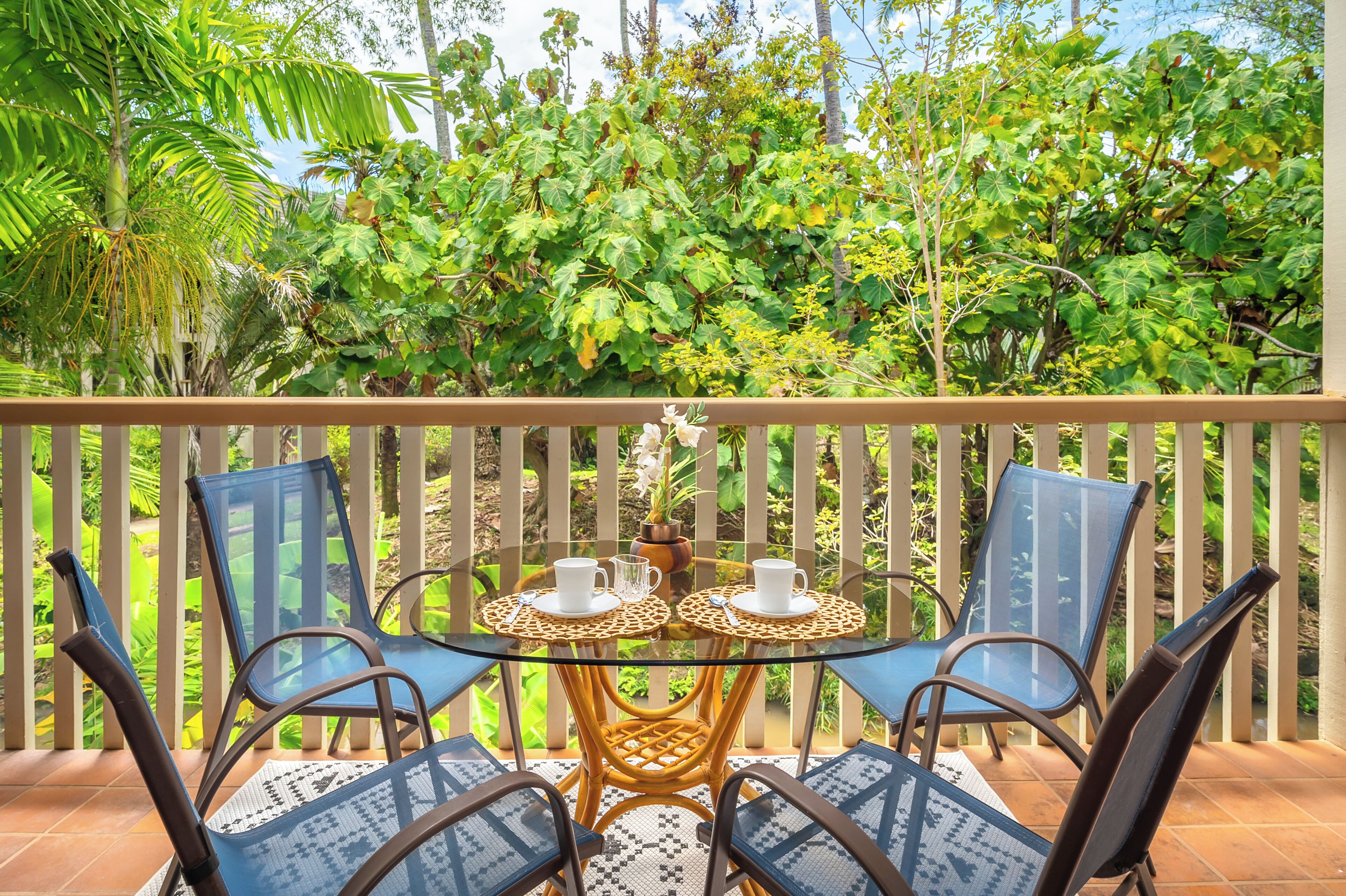 Waikomo Stream Villas 122 Fish Pond View, New AC, Walk to Beach and Shopping!