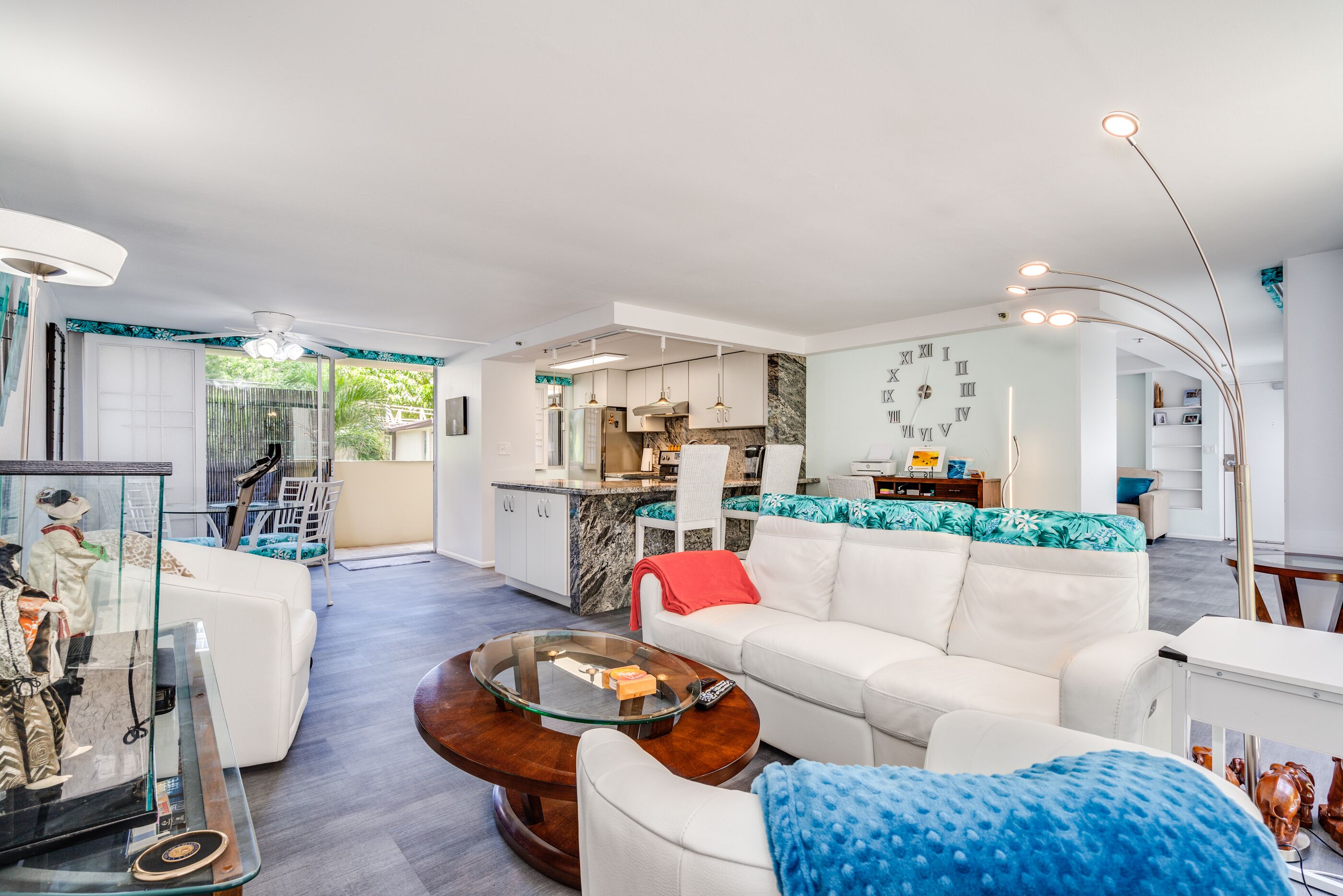 Top Remodel of a gorgeous Diamond Head Oceanfront Lanai Condo - Sleeps 4