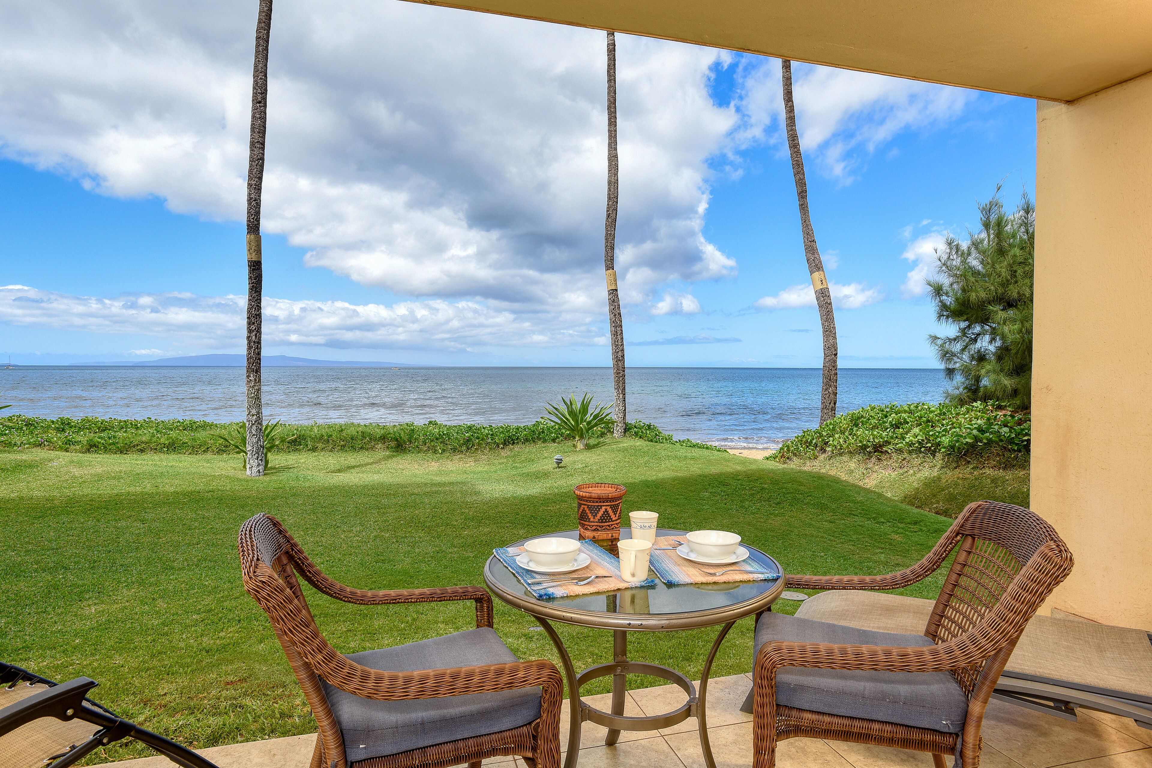 Sugar Beach Resort condo with ocean view, AC - surf, bike & golf