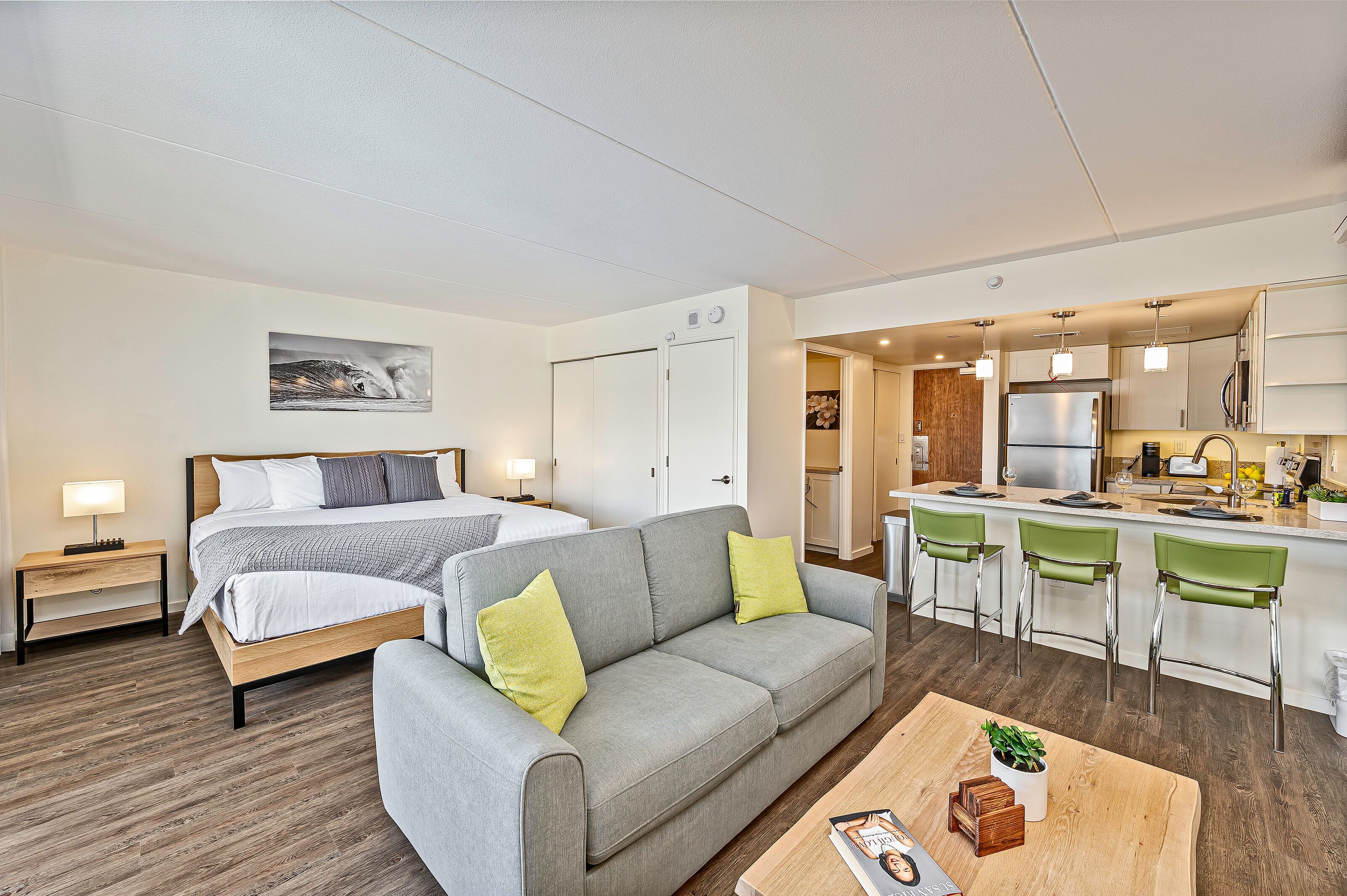 Ilikai Hotel Renovated Condo Steps Away From Beach w/Free WiFi & Full Kitchen