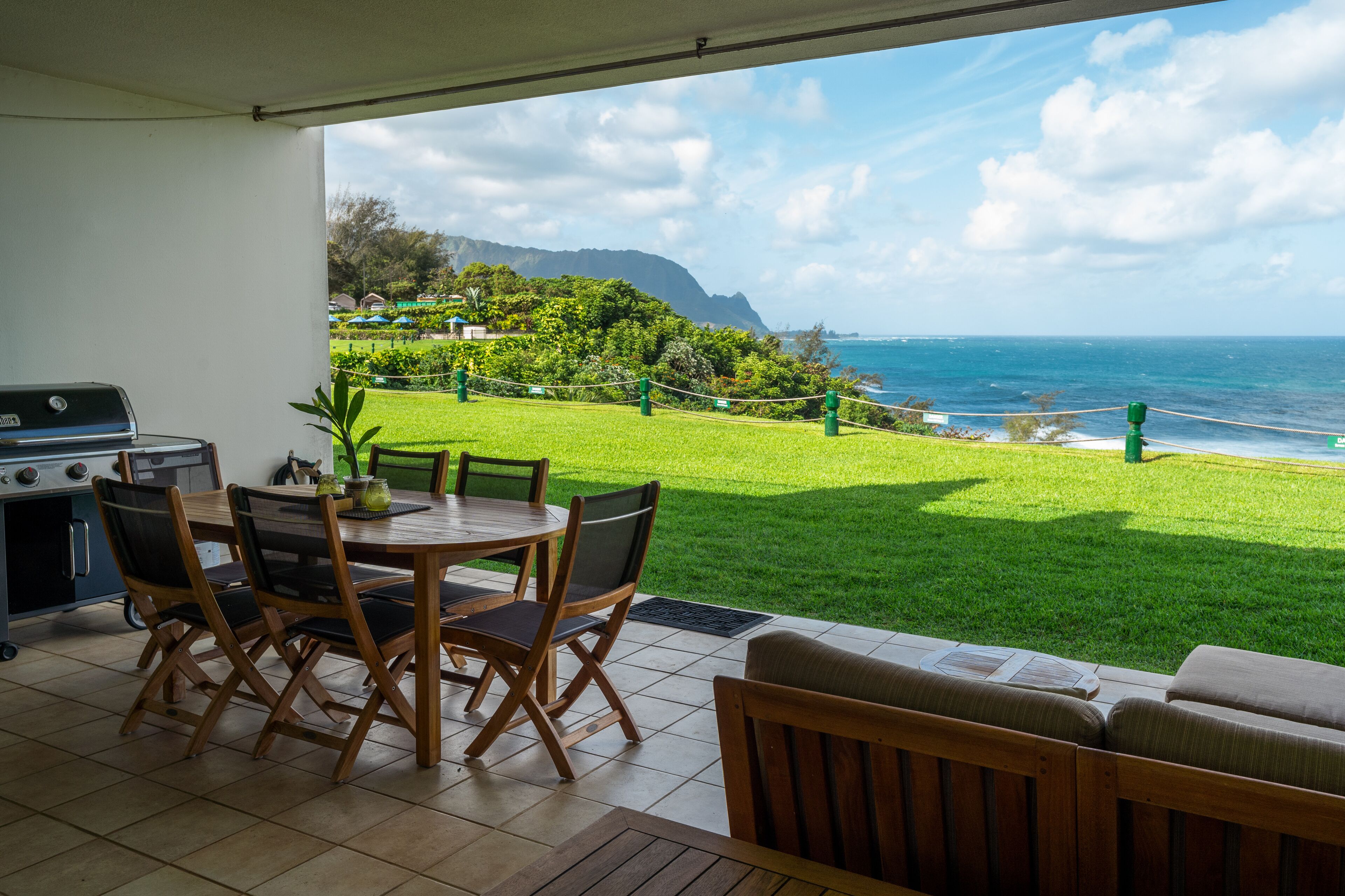 Glorious ocean and Bali Hai views from this ground floor, air conditioned home