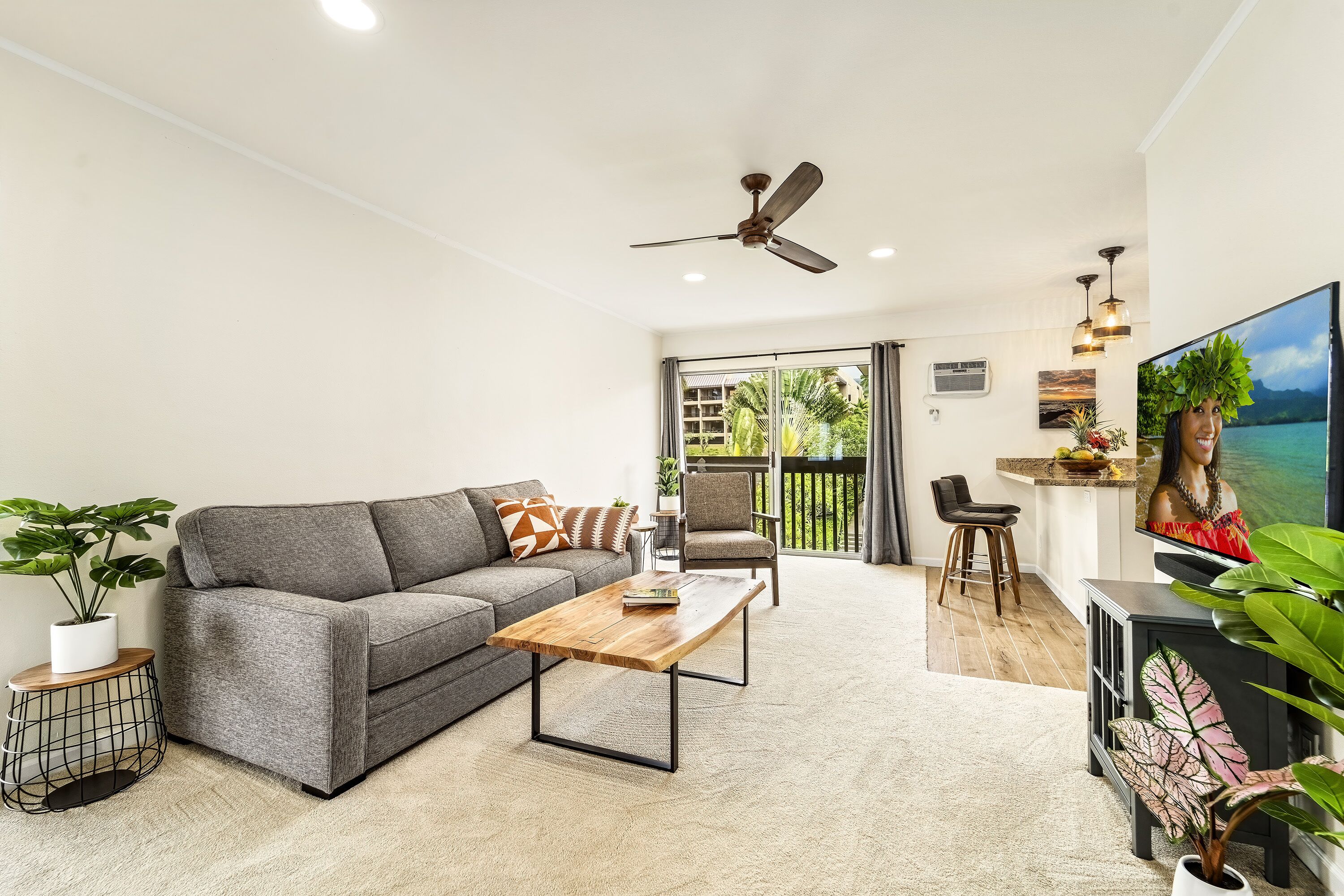 Kona Mansions#302 Top Floor,Corner Unit,Modern & AC, Located in Heart of Town