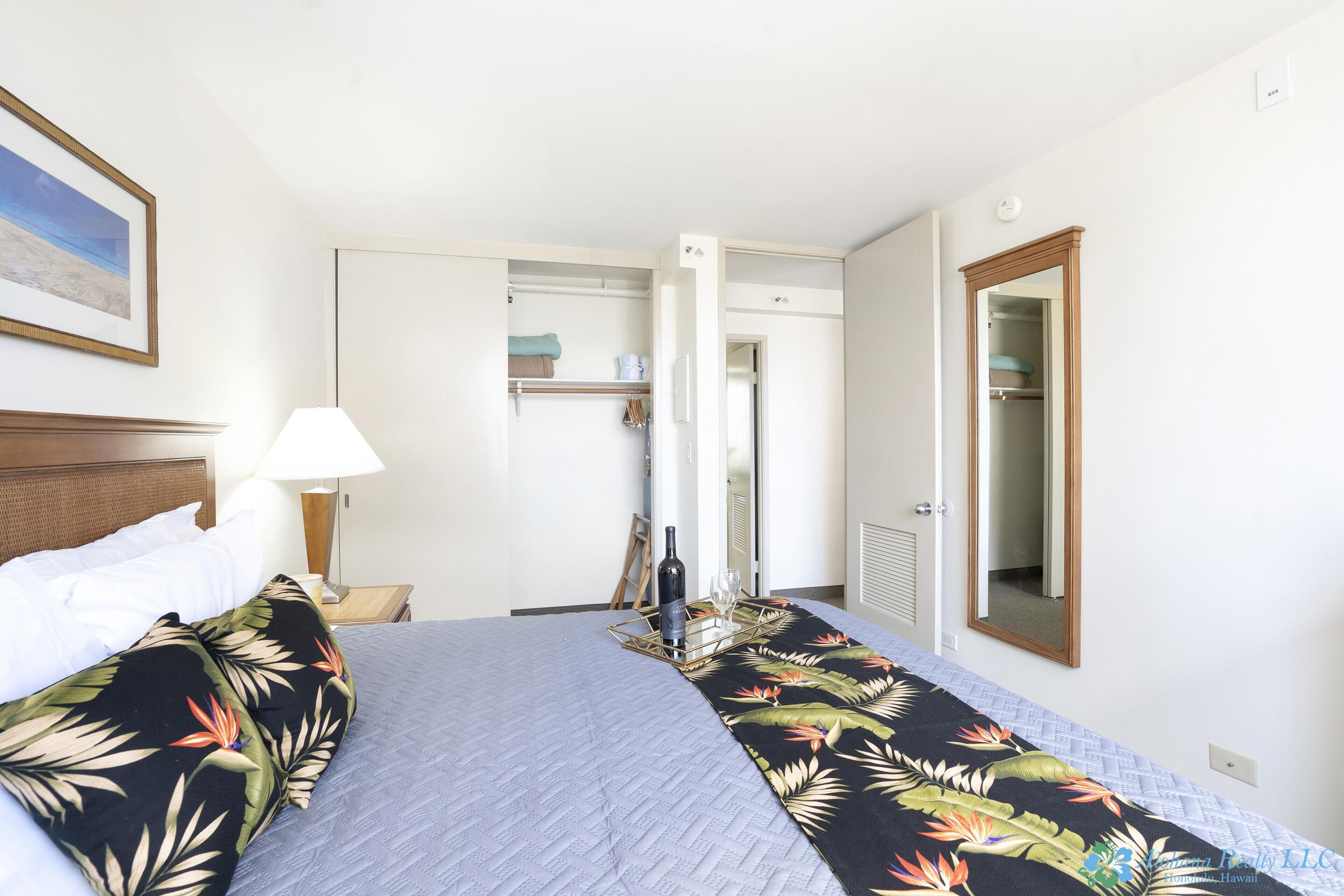 Ocean & Diamondhead View 1 bedroom at the Waikiki Sunset