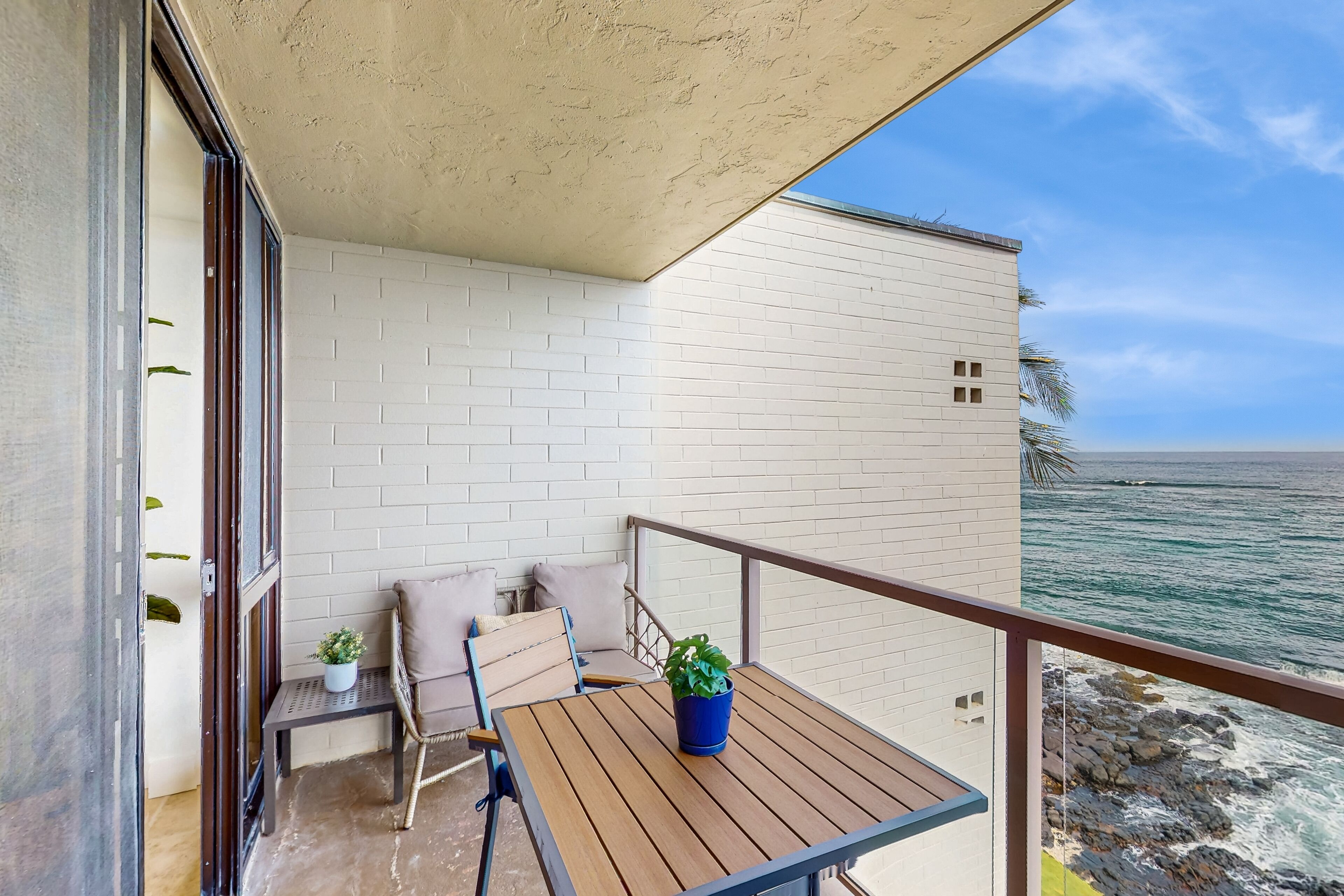 Prime Top-Floor View Oceanfront Condo w/ A/C, Free WiFi, Lanai, Shared W/D, BBQs