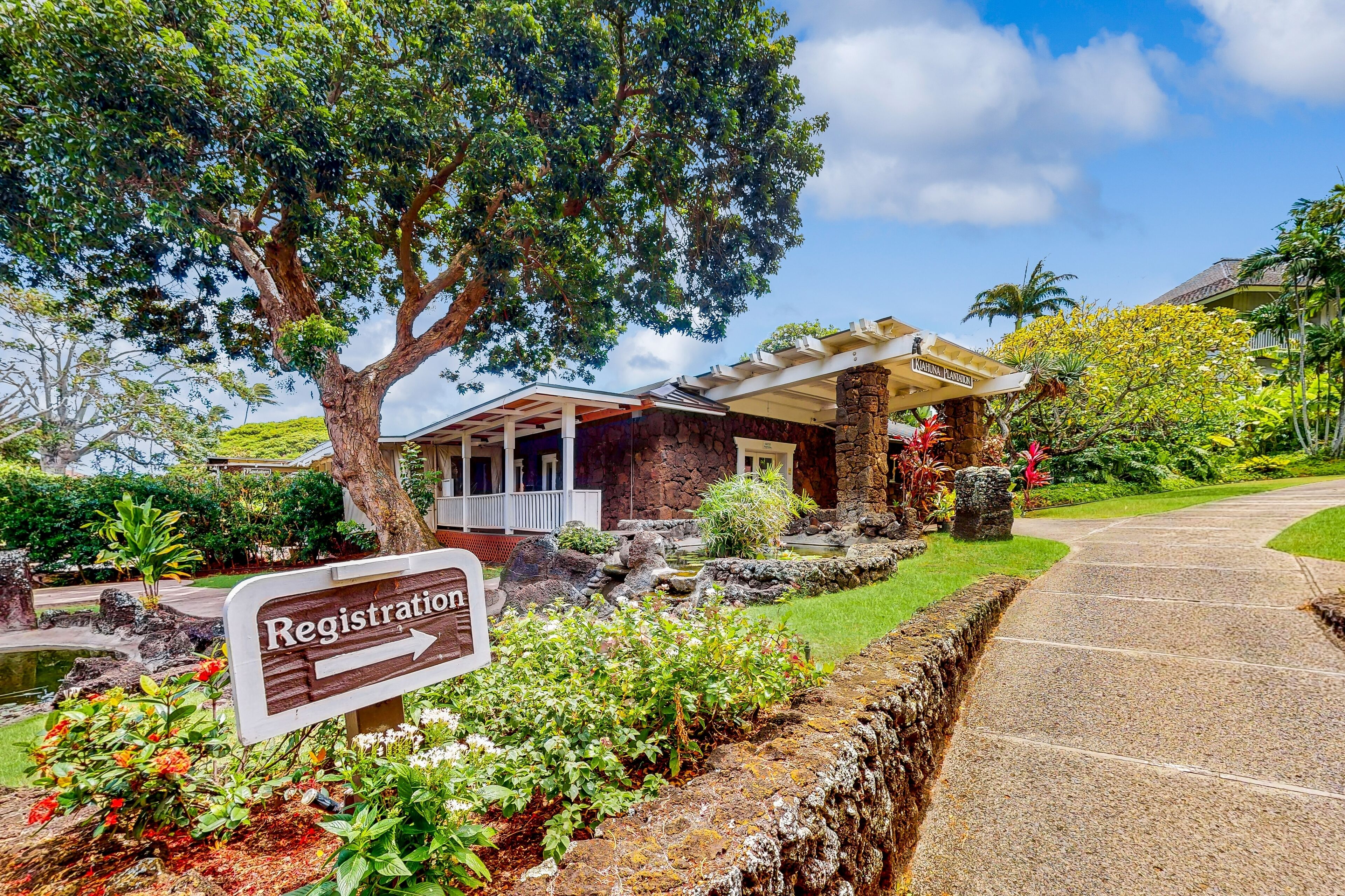 Lovely condo with lanai, pool, hot tub, tennis & gym - walk to Kiahuna Beach