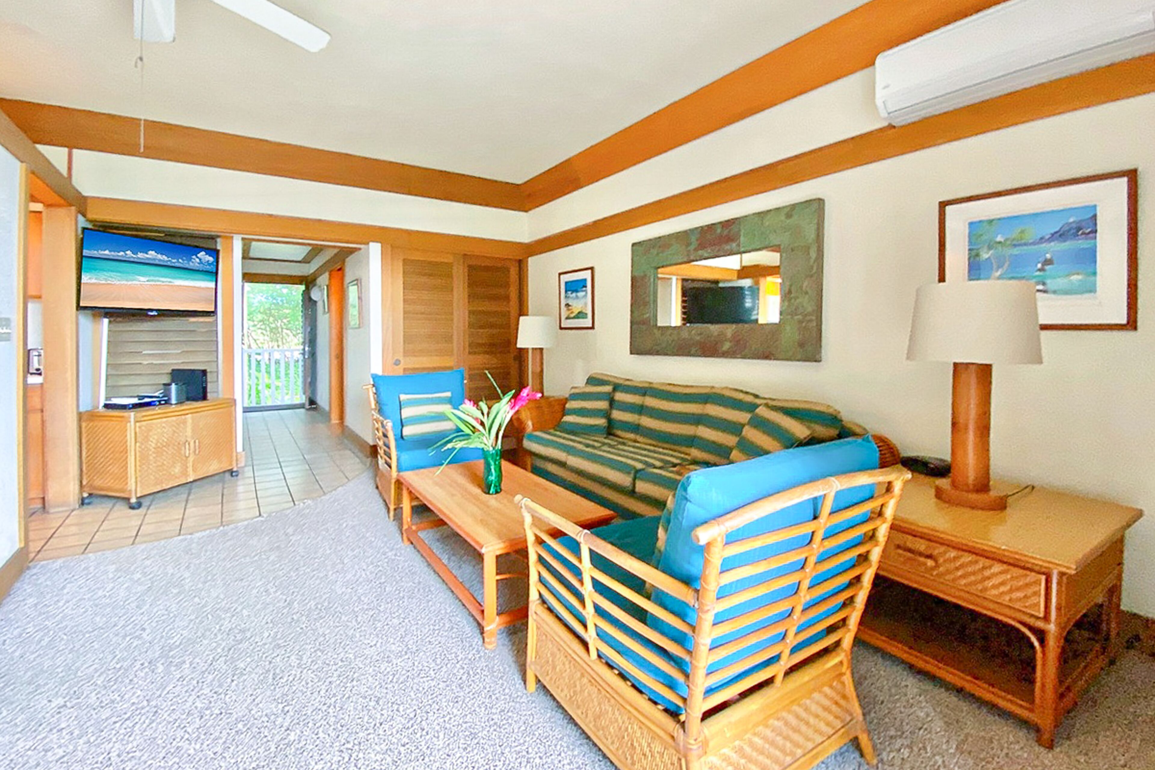 Minutes to Kiahuna Beach - 2nd-floor condo with lanai, pool & hot tub
