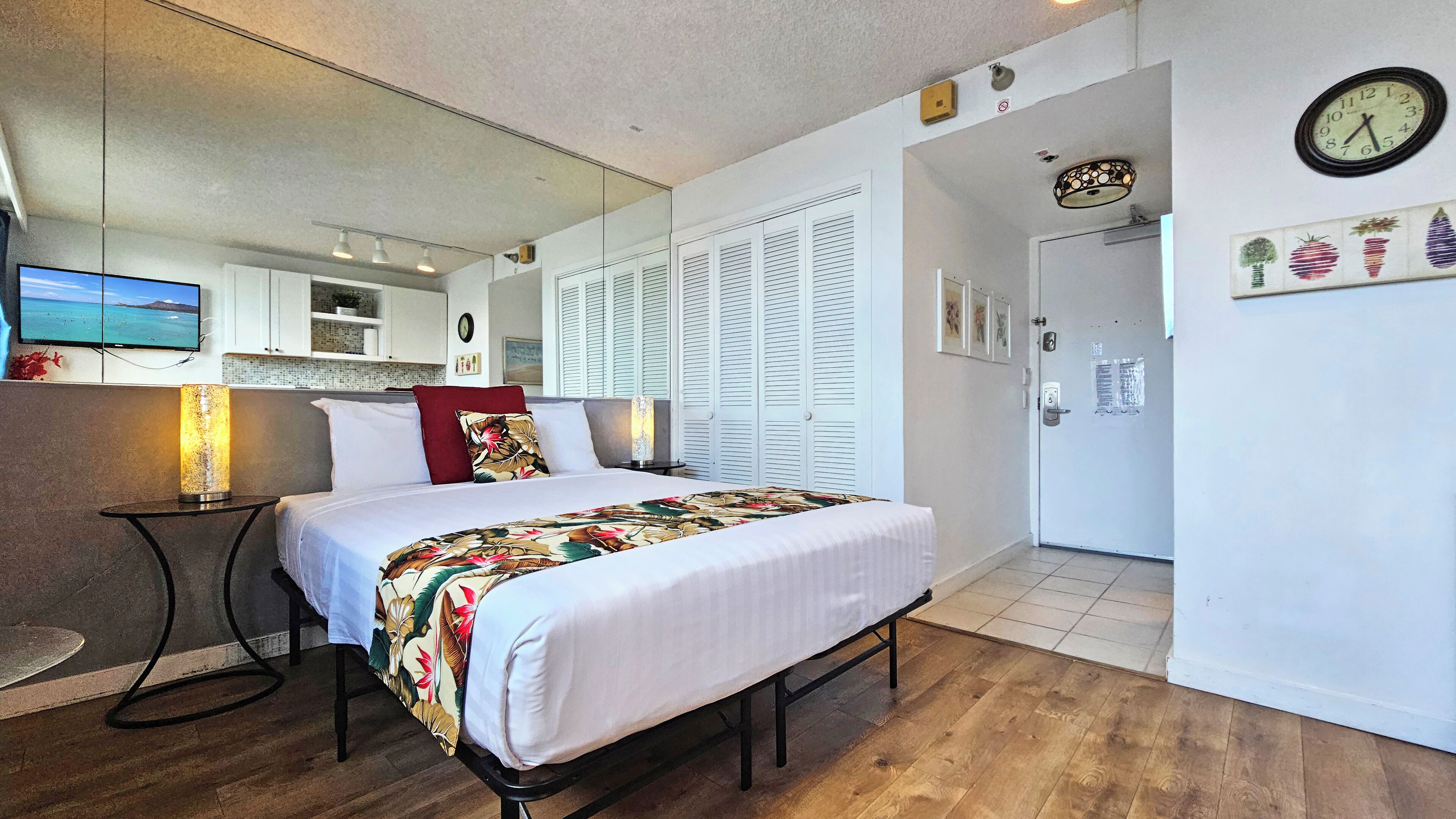 Upgraded Studio 6 minutes from Waikiki Beach :)