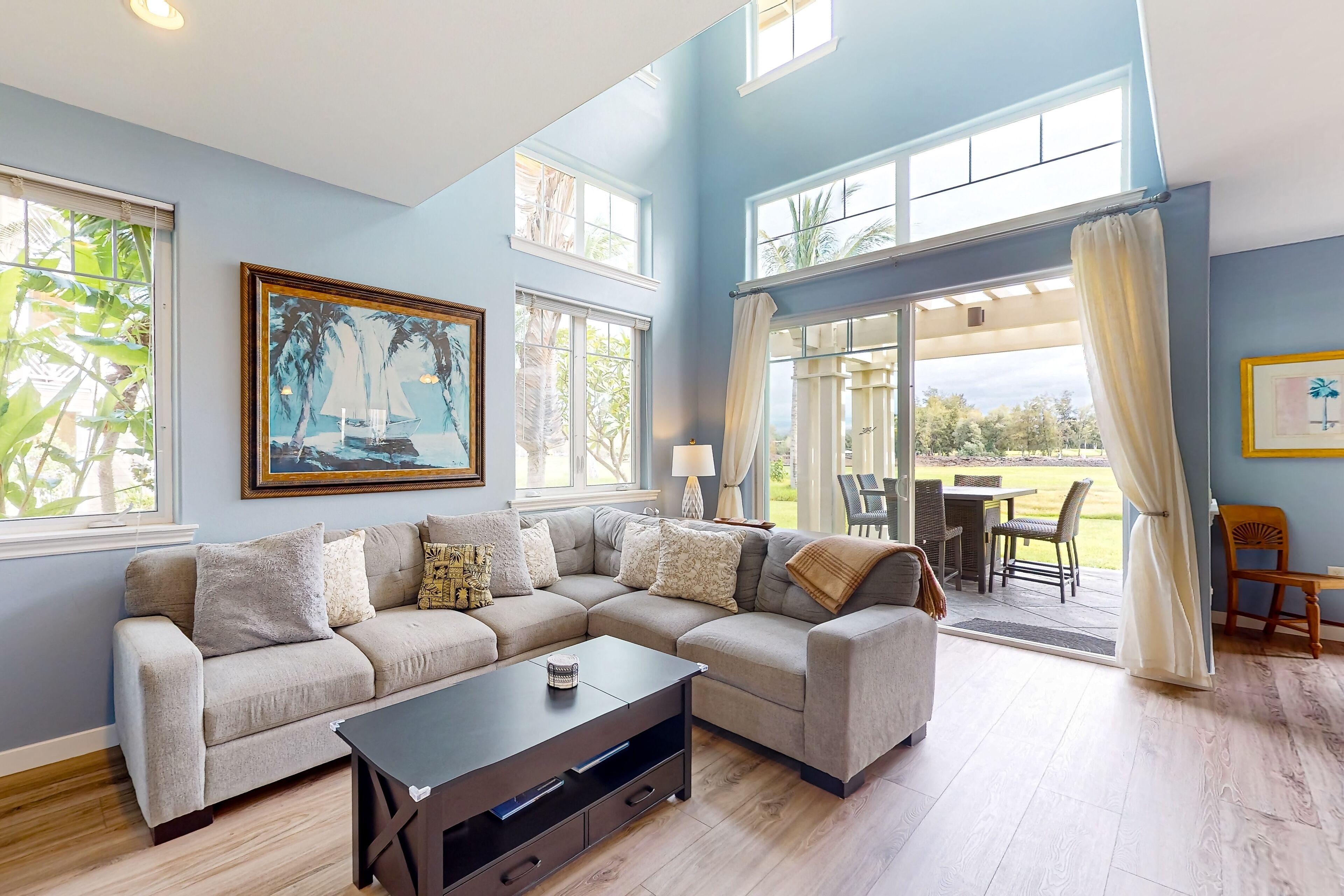 Luxurious 2-story end villa w/Waikoloa Gold Golf benefits & shared pool, hot tub