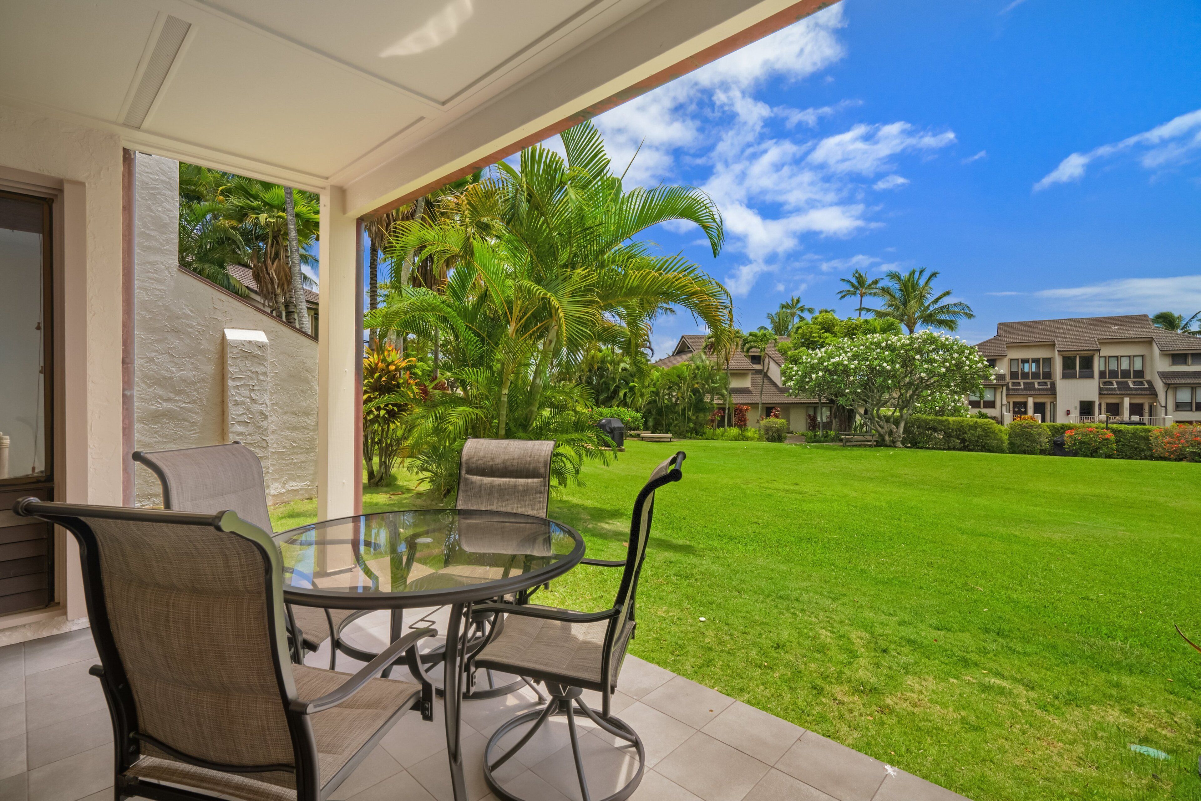 1Br 1Ba Kahala Tropical Dream, Pool, Garden View 513