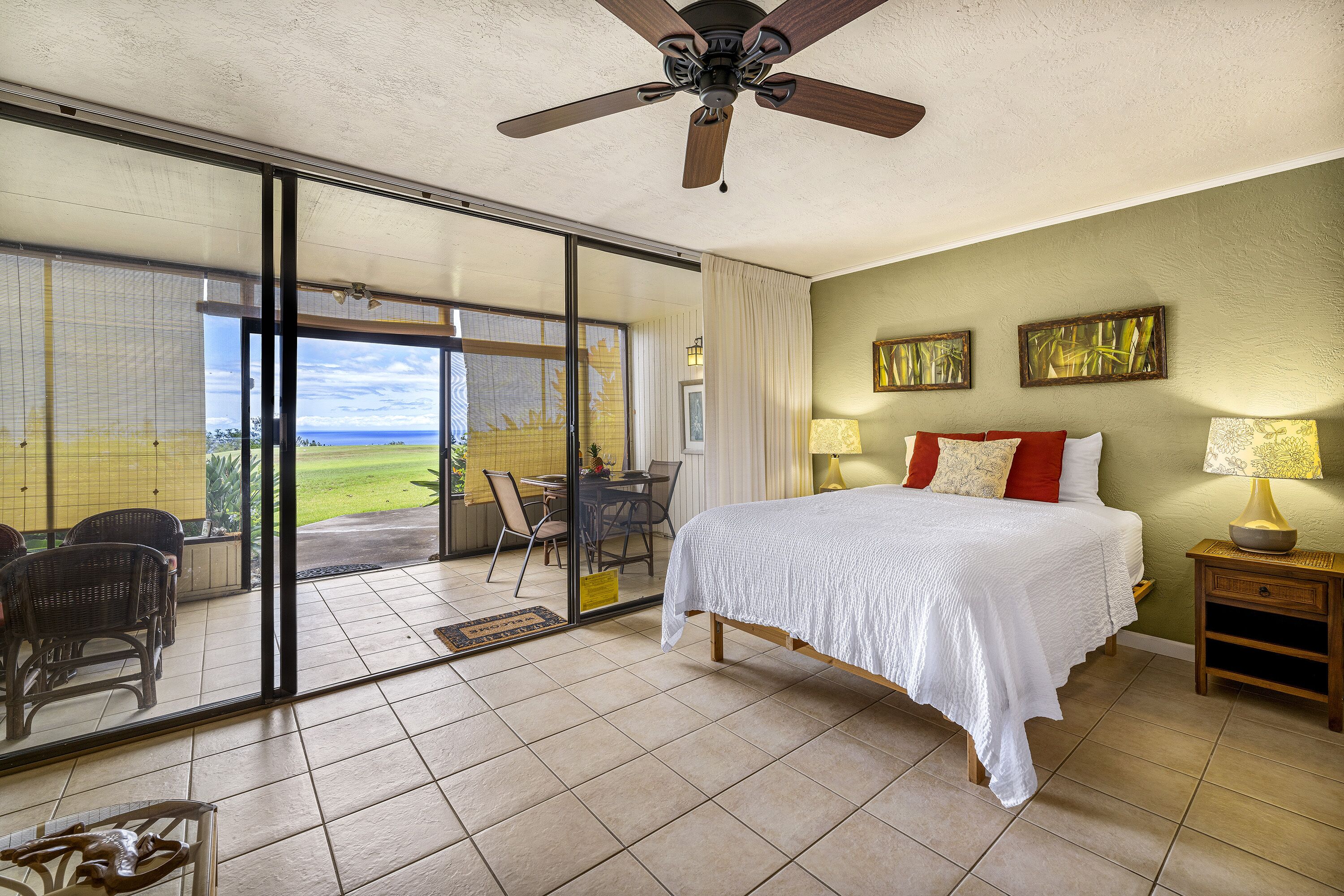 WAIKOLOA VILLAGE CONDO#E10: GOLF COURSE FRONTAGE, OCEAN VIEWS, GREAT STUDIO!