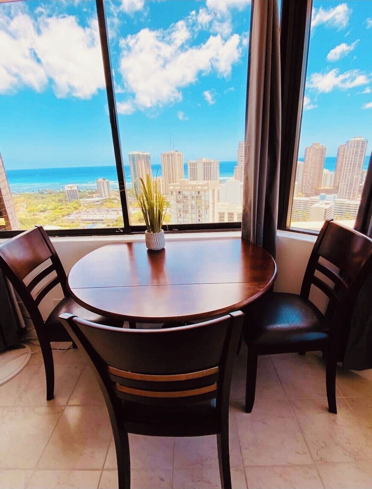 37th Floor: Amazing Ocean View/Skyline, 2b/2b, Walk to Waikiki beaches.