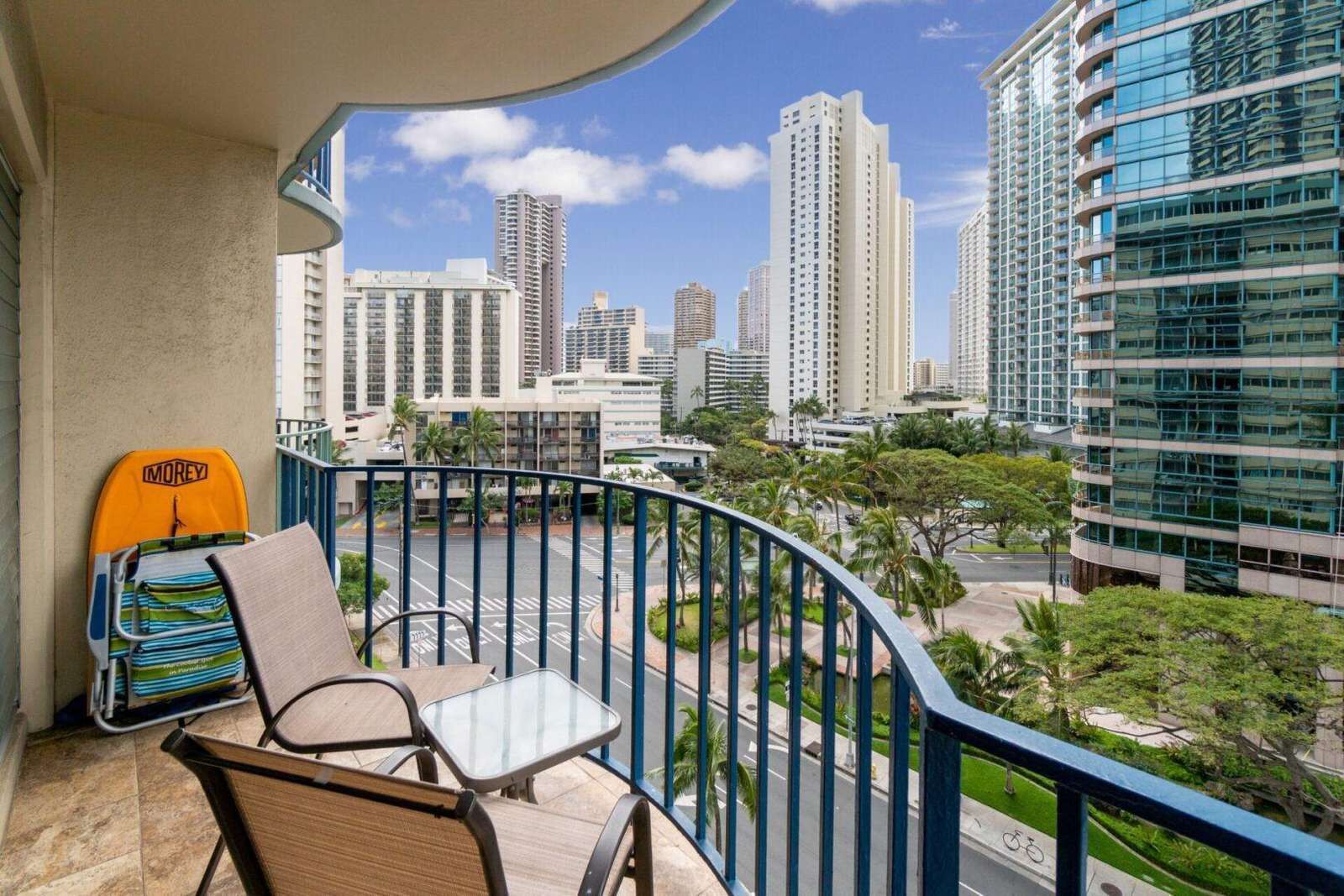 Entire 2 Bedroom Condo, King Bed, FREE Parking, Sleeps 6, Walk to Waikiki Beach