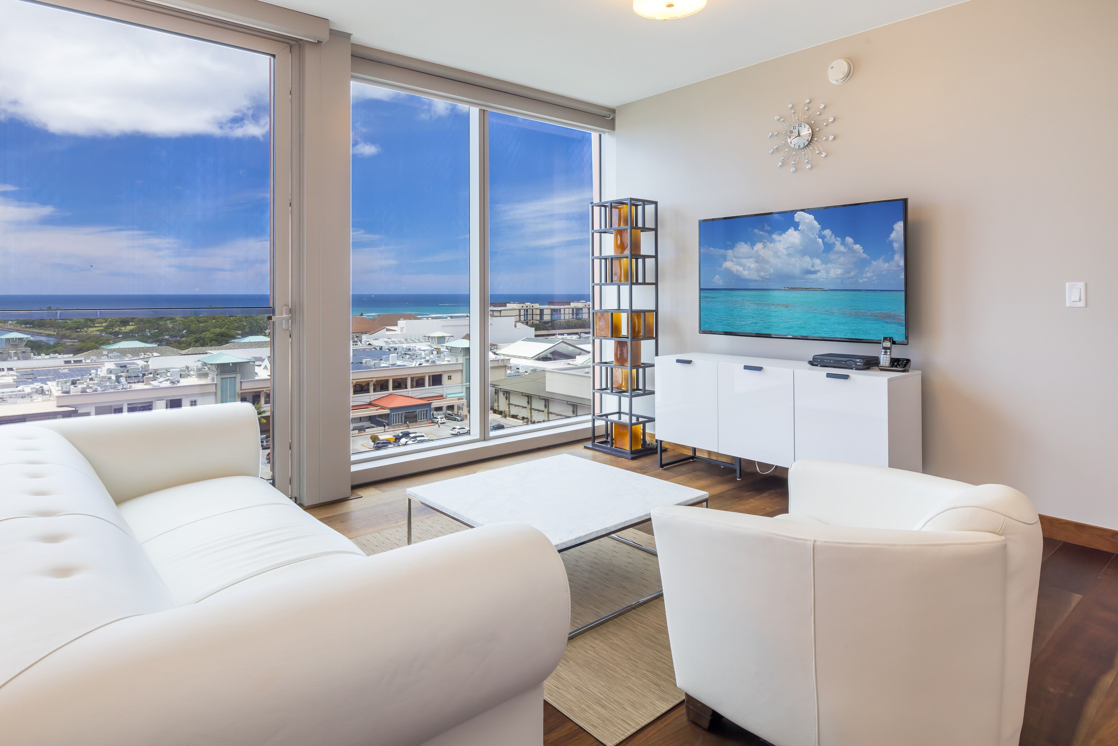 Luxurious 2.5 Bedroom Unit with Panoramic Ocean View in ONE Ala Moana