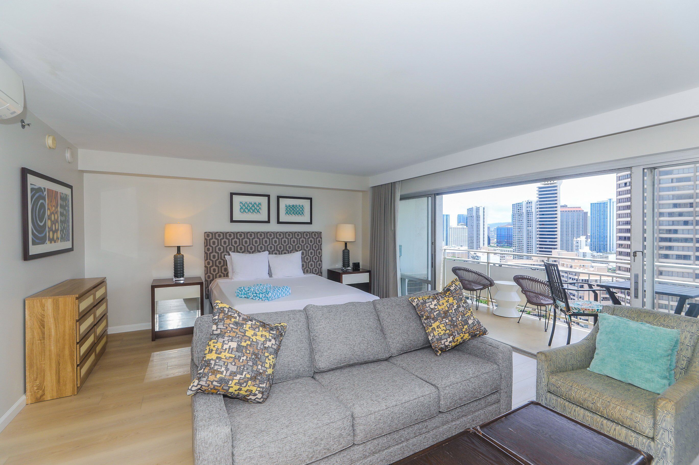 Ilikai Hotel, Breezy City Views! Great for your Hawaiian Getaway!