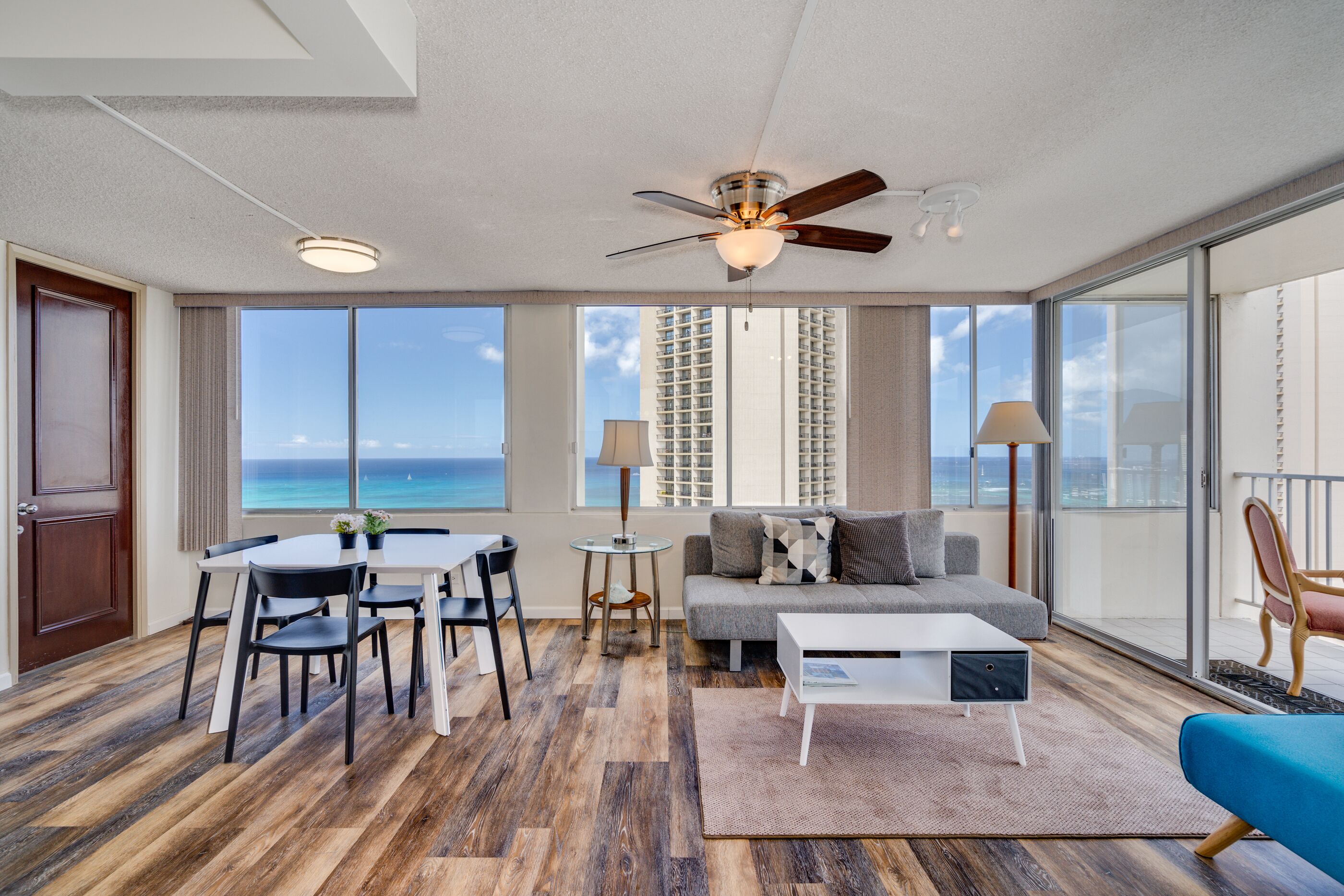 Waikiki 1 Bedroom Queen Suite 27th Floor Sleeps 4