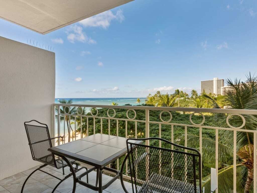 Couples Retreat! Pacific Vista w/WiFi and A/C– Waikīkī Shore 504