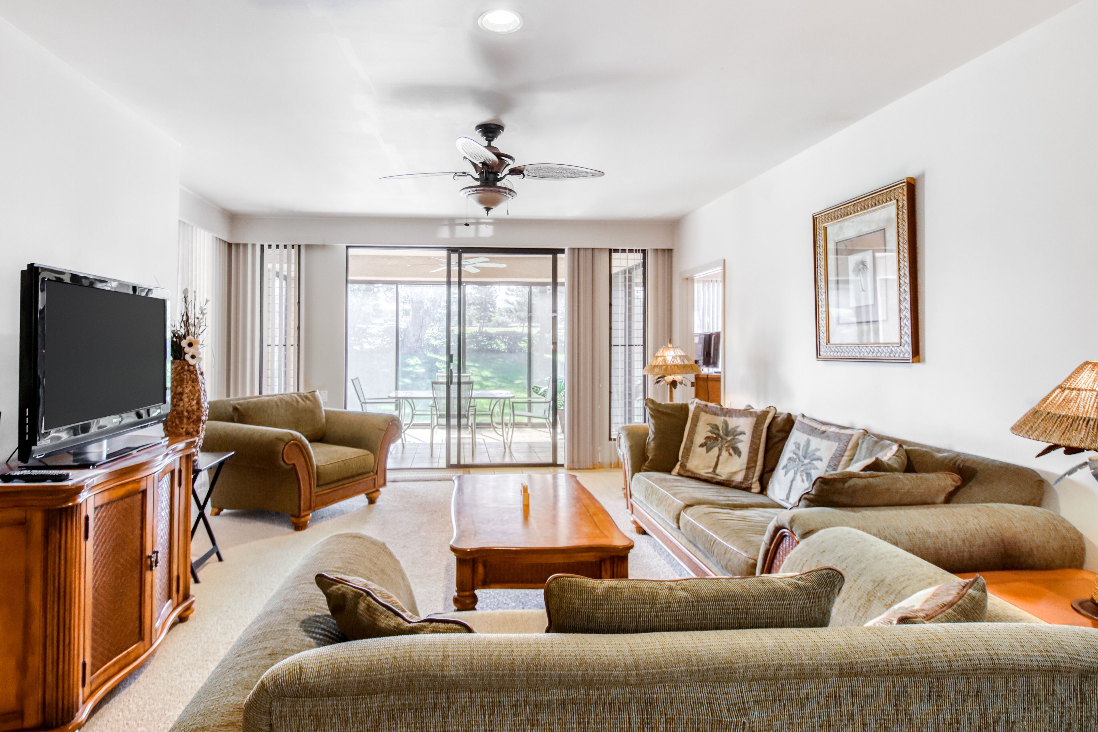 Golf course-front, ground-floor condo w/private lanai, shared hot tub, pool, A/C