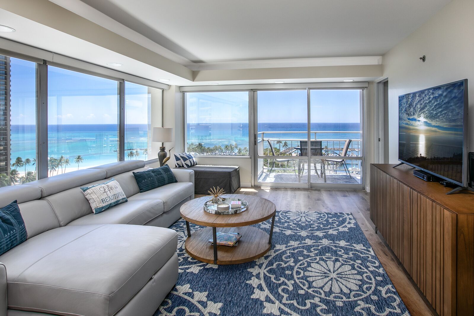 Luxury Ilikai Condo, 2/2, sleep 7, Direct Ocean Front, Fireworks every Friday!