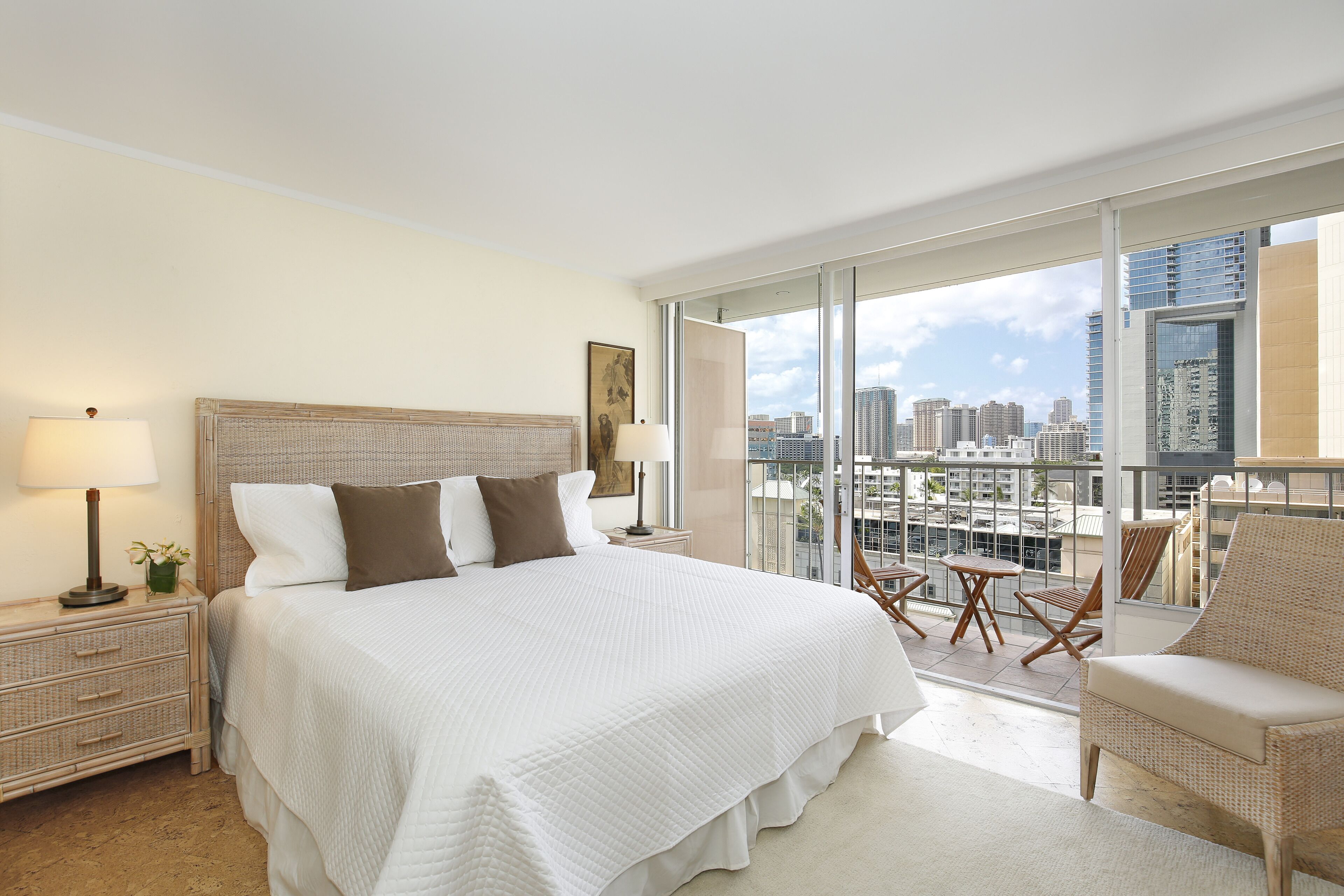 Lovely Studio in the Heart of Waikiki – A/C, Wi-Fi, FREE Parking! Sleeps 2