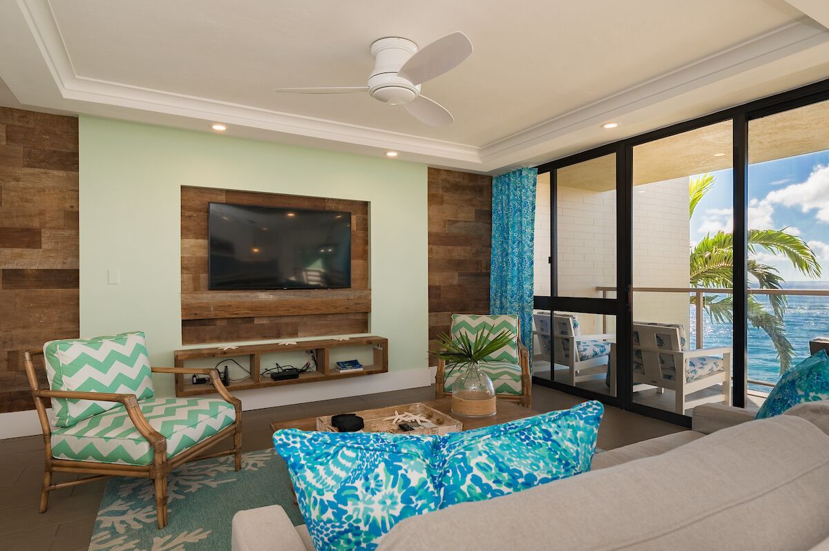 Kuhio Shores designer 2br oceanfront condo w/ AC