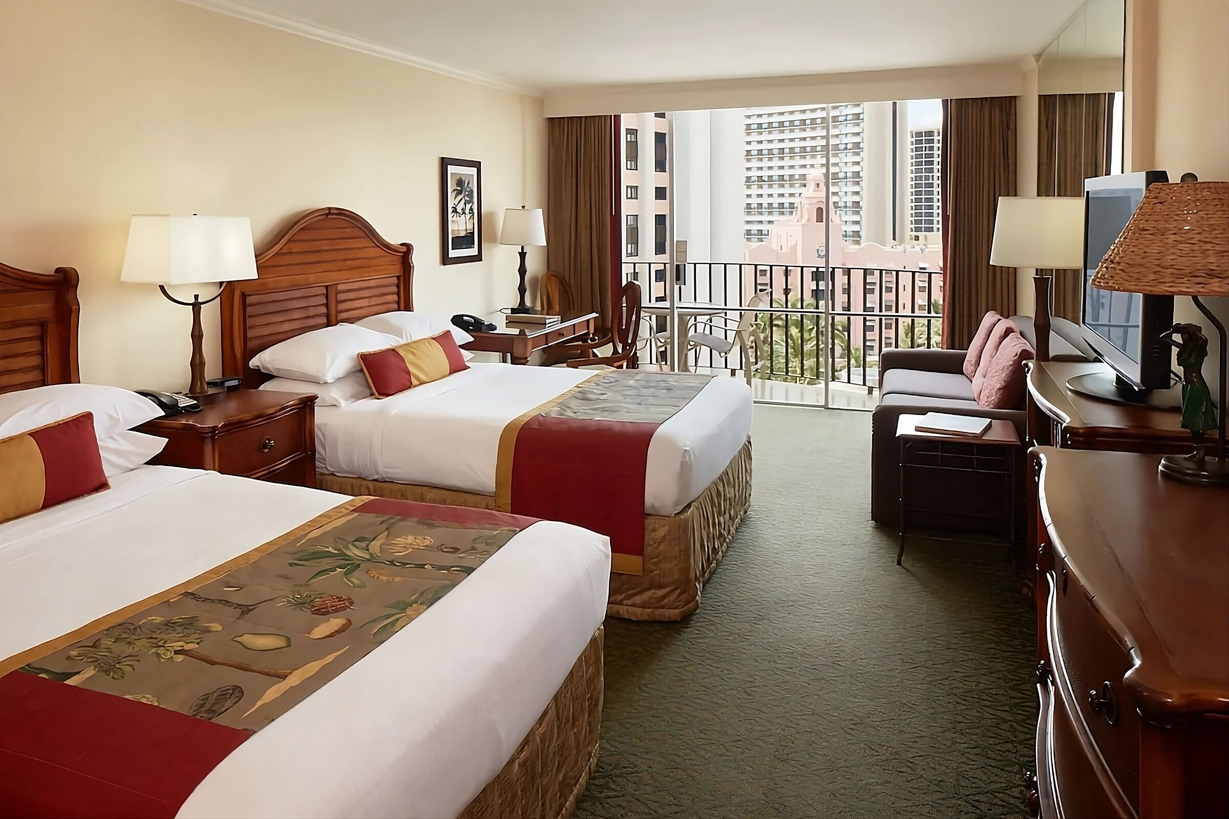 Perfect Family Vacation! Relax on Waikiki Beach, 3 Awesome Units, Pool