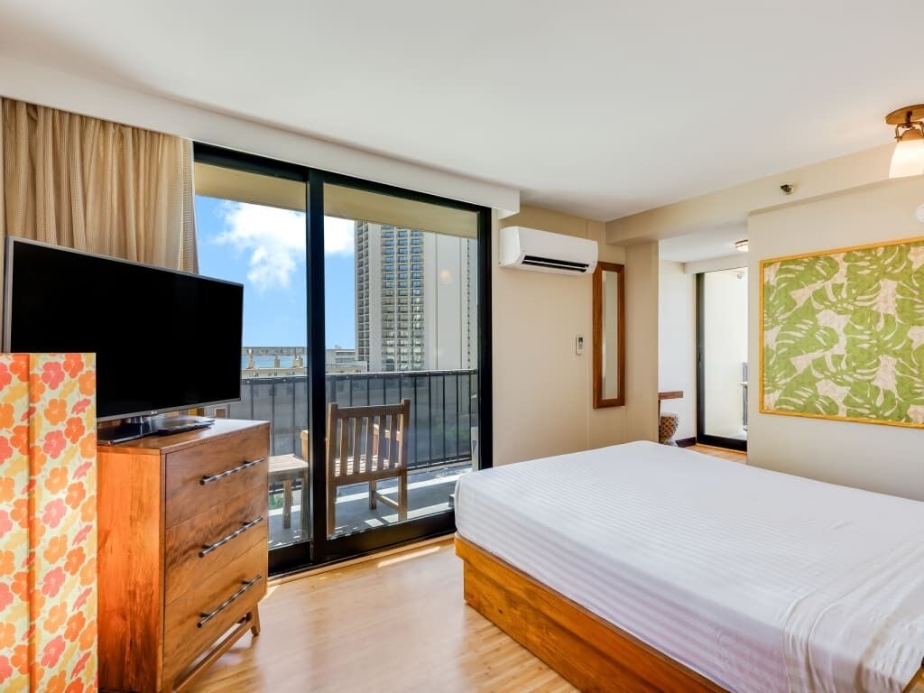 Cozy Hotel Room w/ Partial Ocean Views and AC - Bamboo Waikīkī Hotel #1206