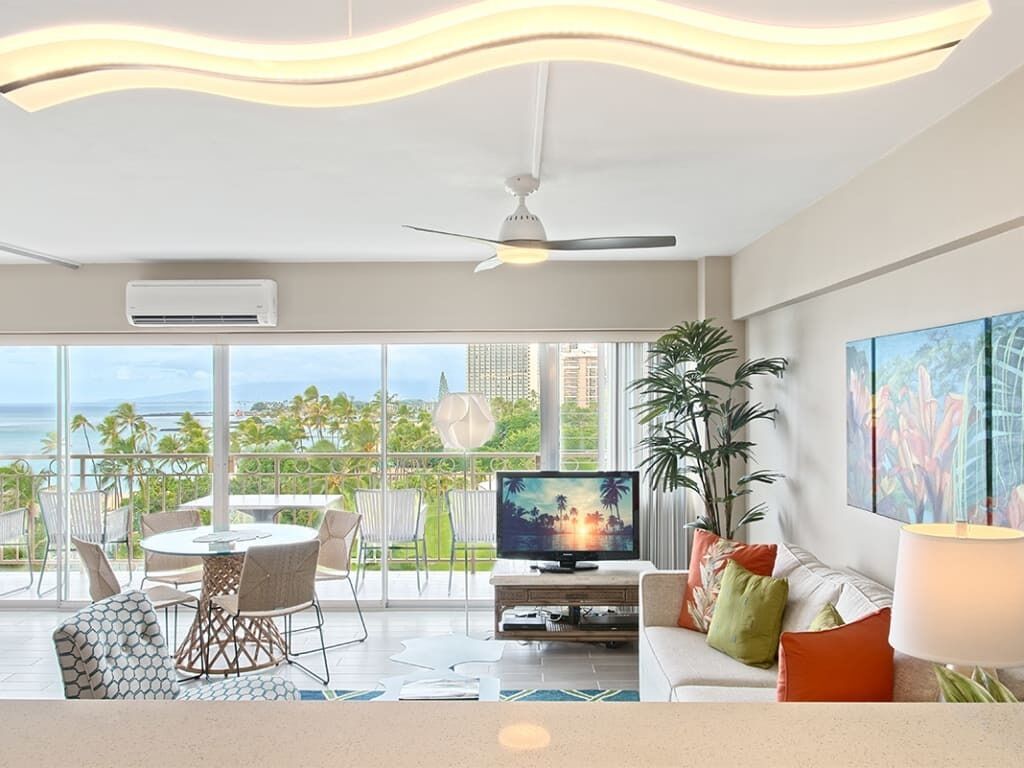 Enjoy the Space! Super Pacific View, Kitchen Ease, Free WiFi–Waikīkī Shore #708