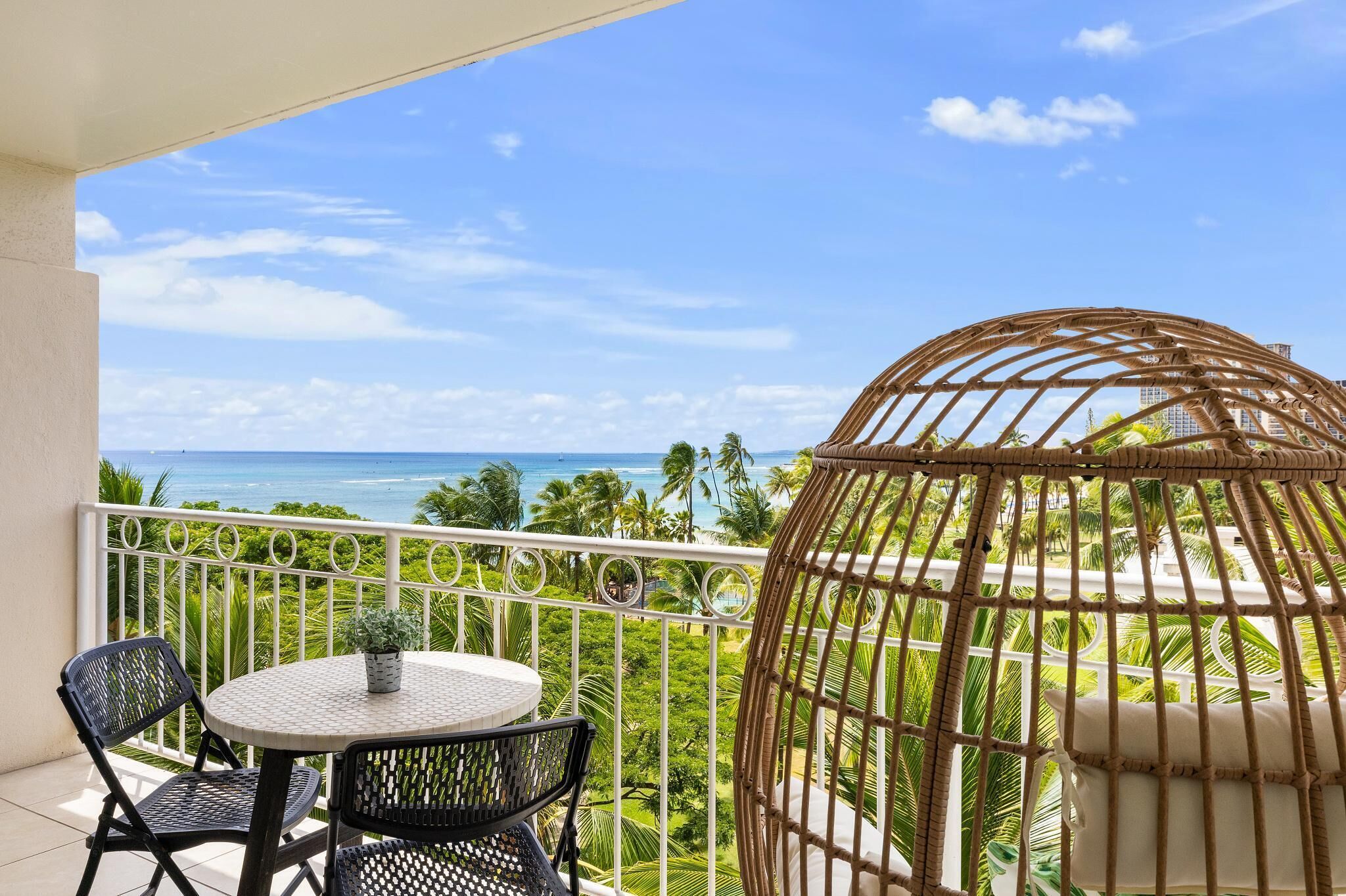 Gorgeous Waikiki Beachfront 1Bdrm - Waikiki Shore 610, steps from the sand!