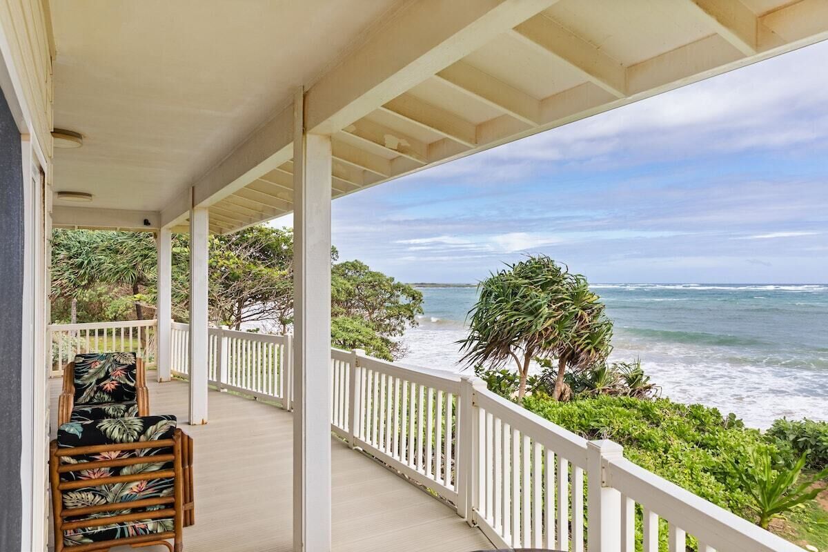 Seascape Serenity Cottage - Beachfront, Large Yard
