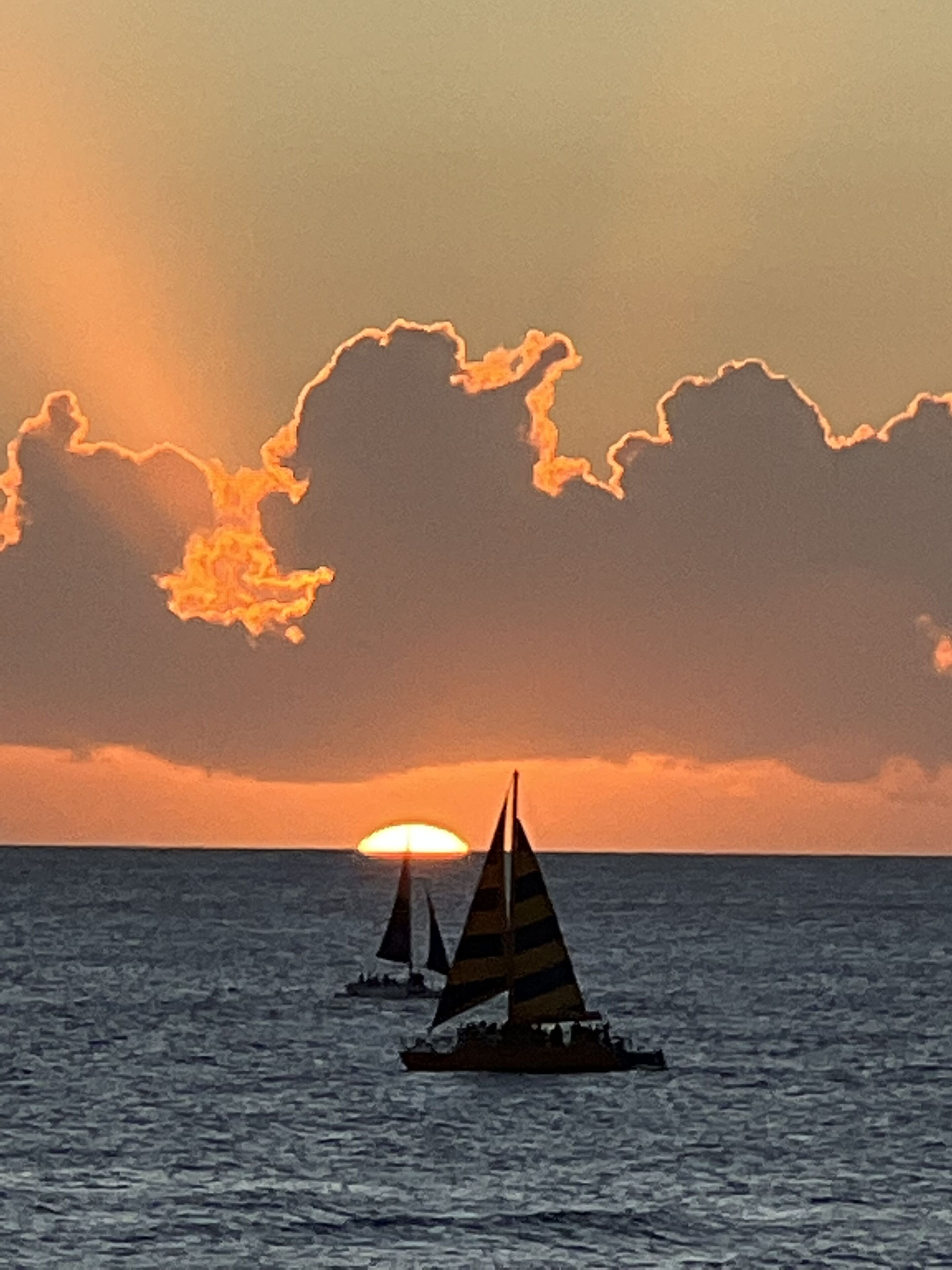 Oceanfront Styling Diamond Head Condo on Pacific- Free parking