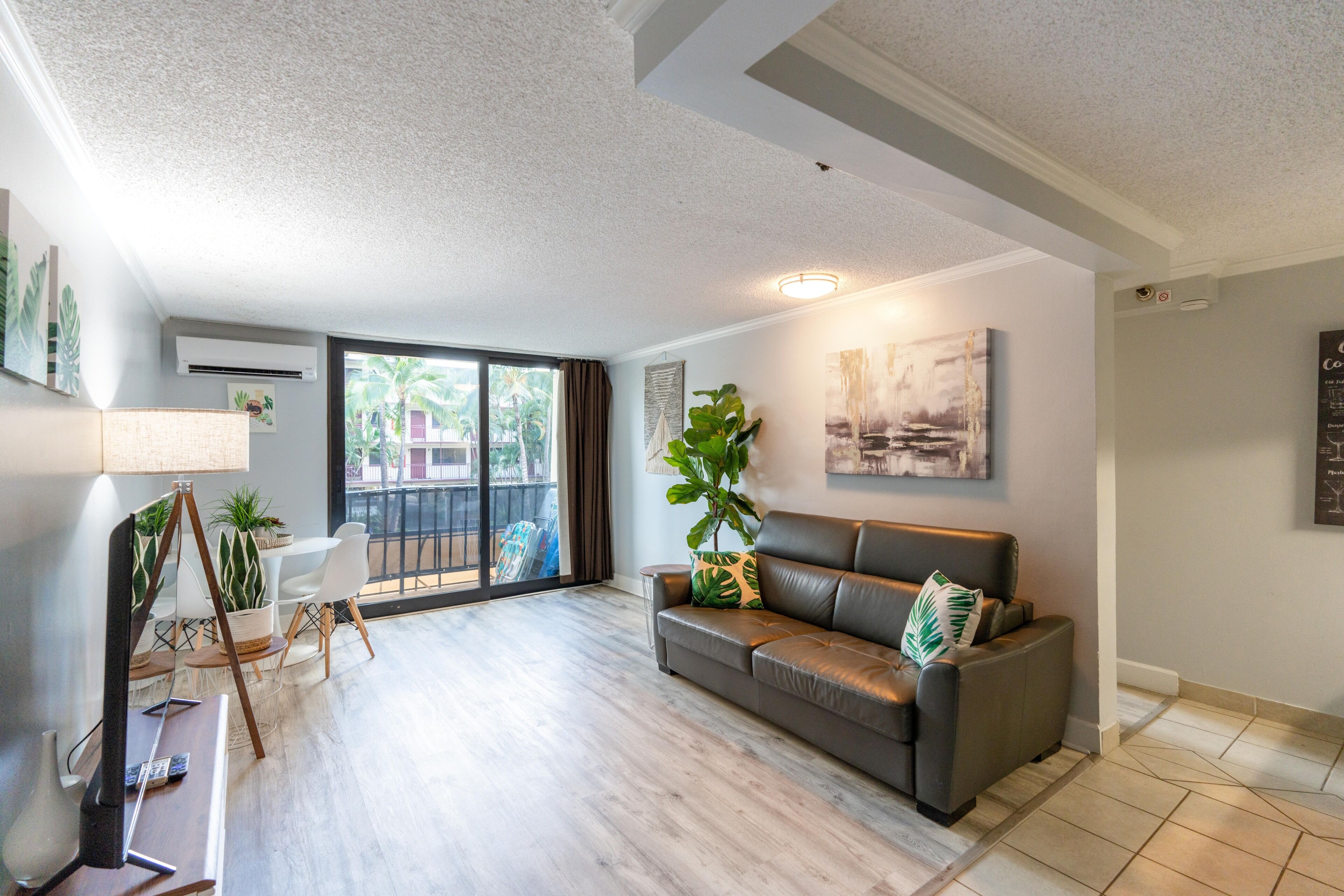 One bedroom with lanai - 2 blocks to Waikiki Beach