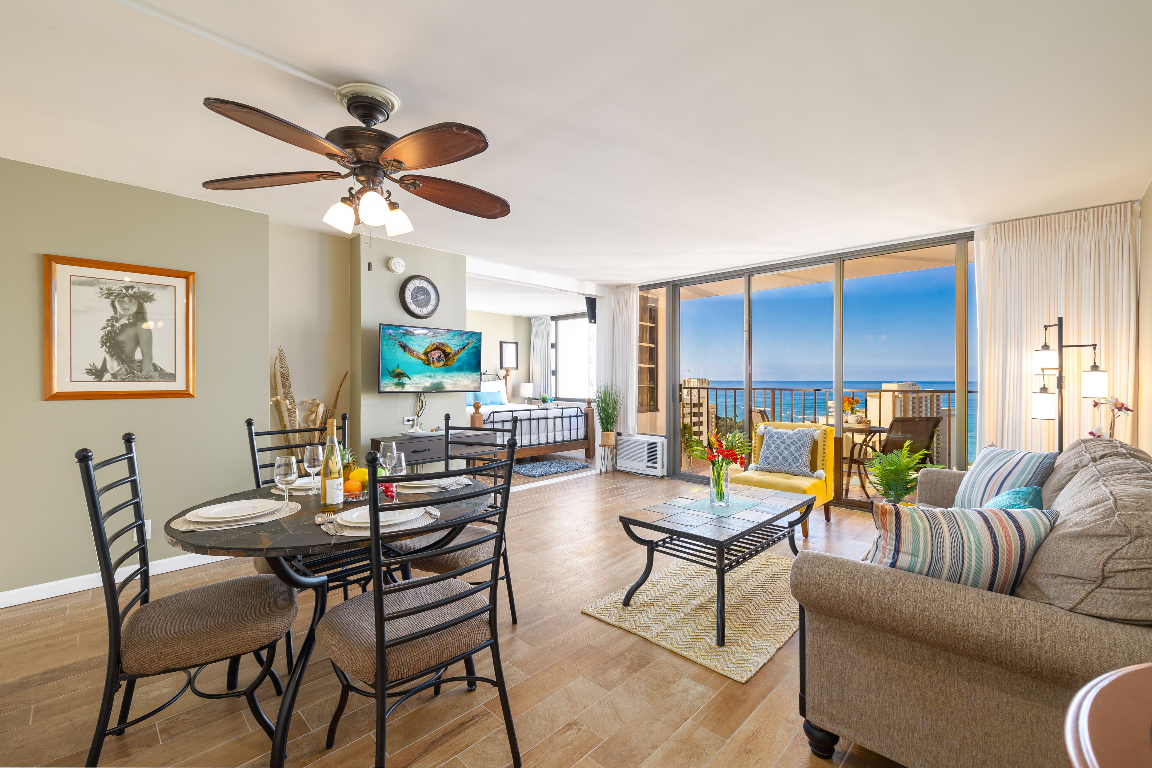 Stylish Ocean View Condo Near Waikiki Beach with Free Parking!