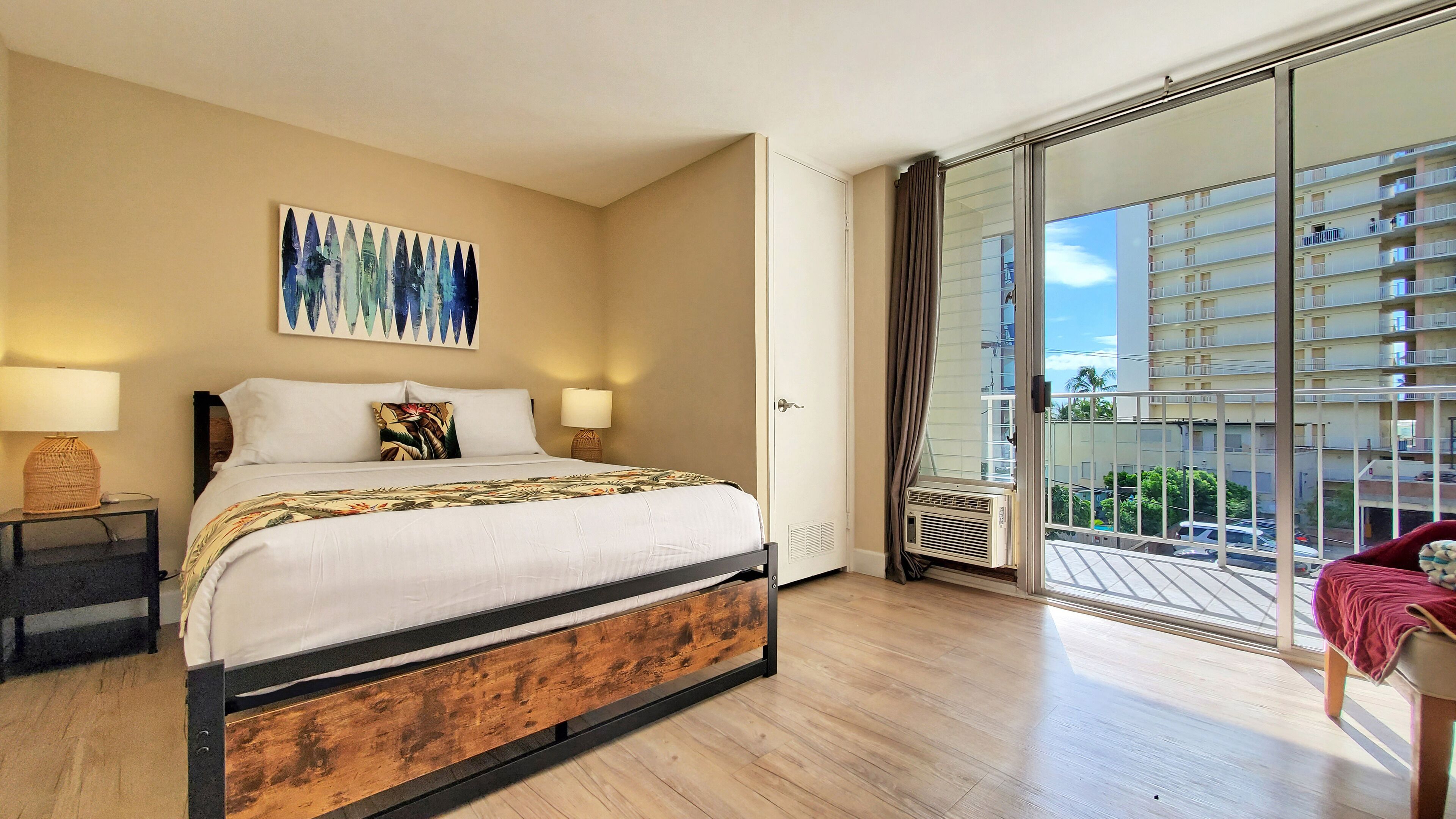 1 Bedroom Apt. w/Kitchen 2 mins to Waikiki Beach and Honolulu Zoo - Sleeps 4