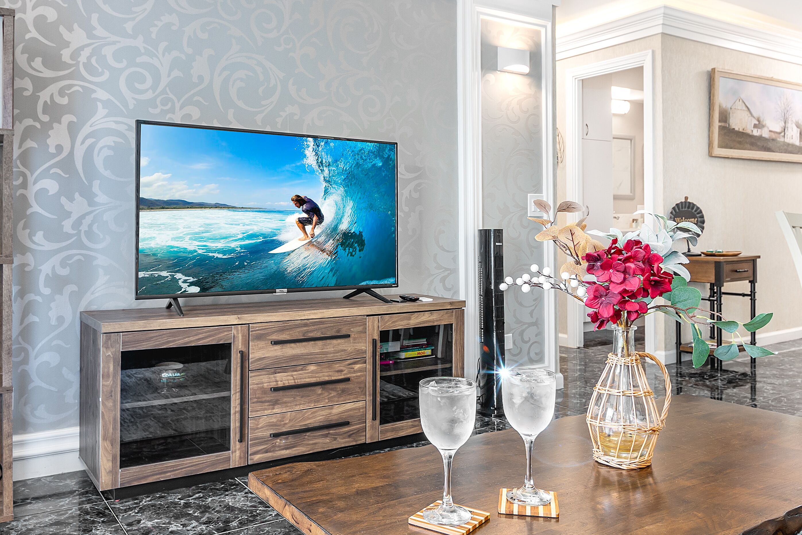 0.1 mile to Waikiki Beach-Renovated 2B/2B Condo/Free Parking