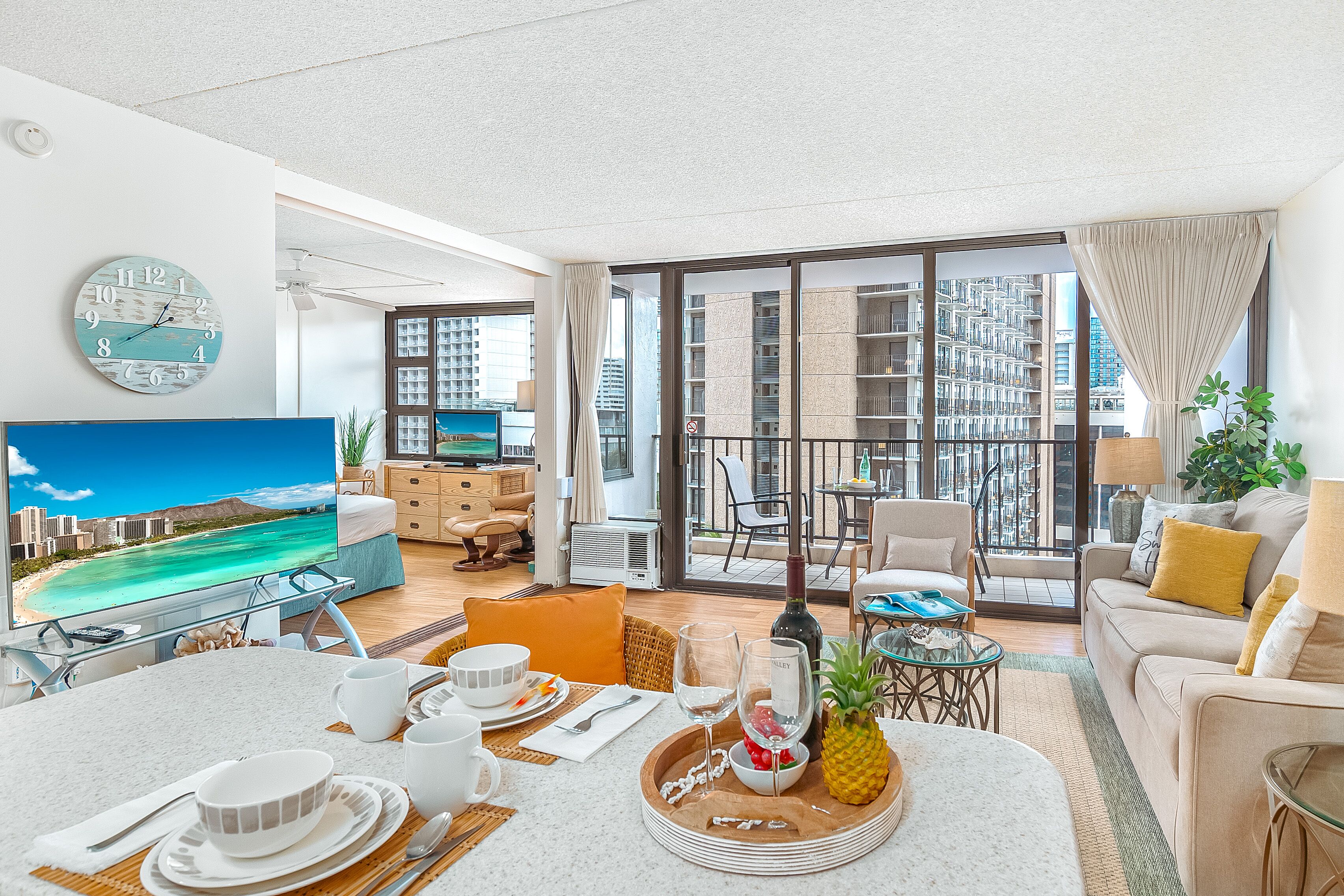 Waikiki Banyan Cozy Condo Suite - Ocean View + Free Parking!