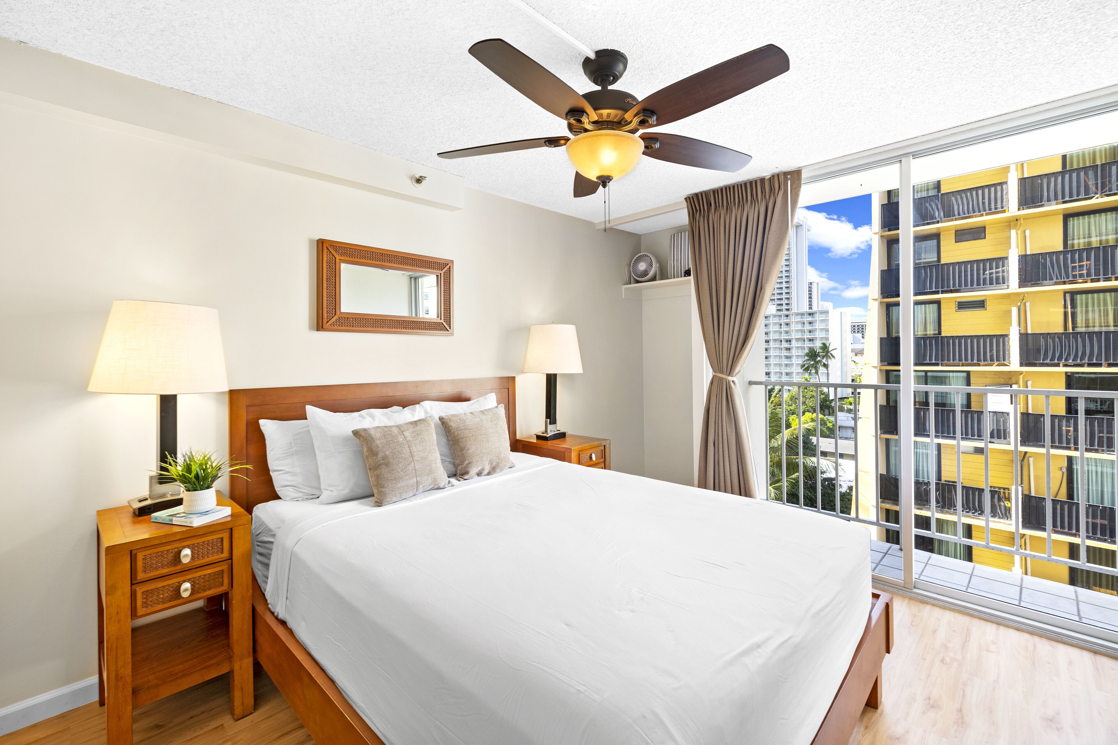 1 BR w/ Great City Views, 3 mins to Waikiki Beach!