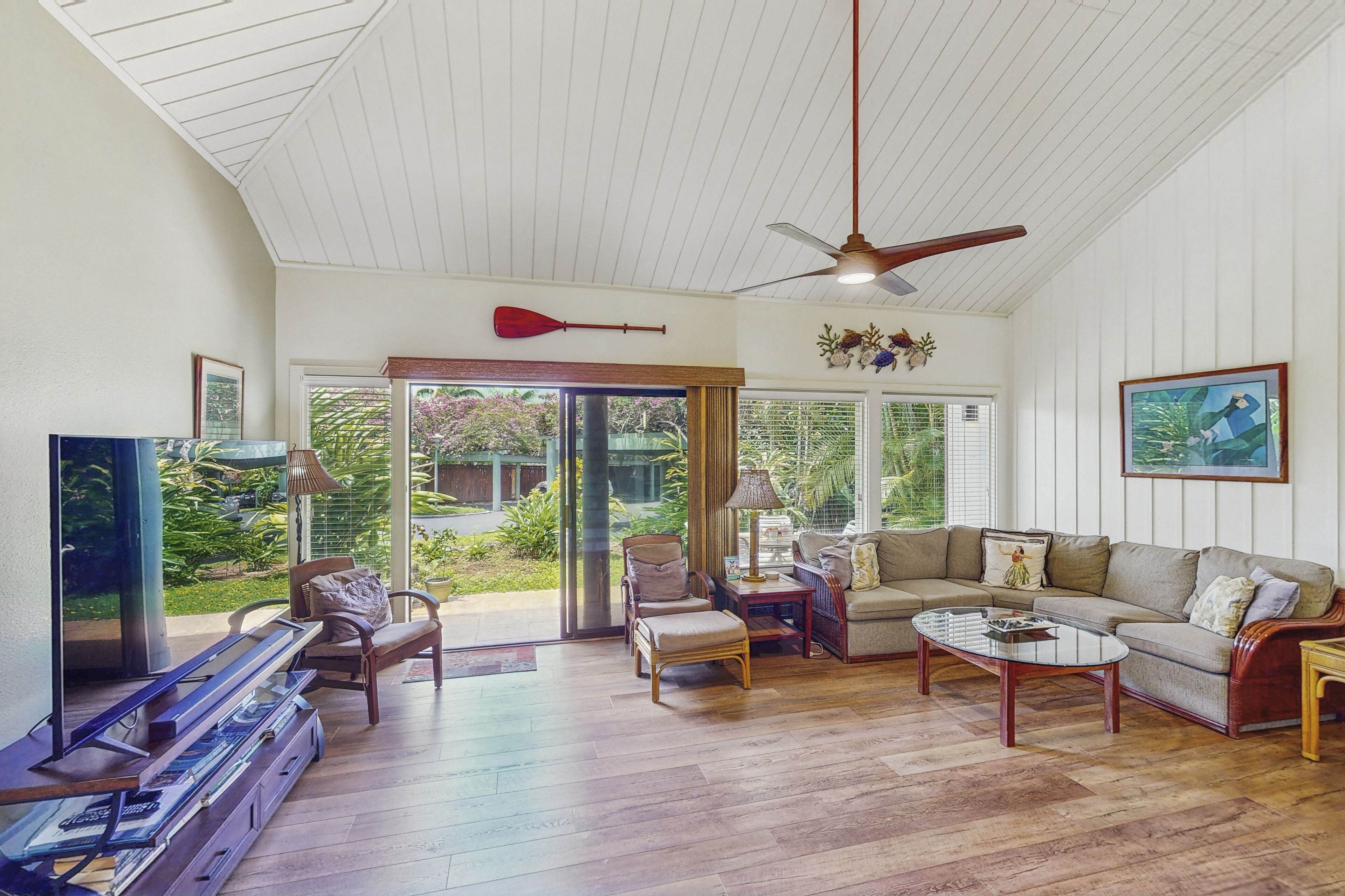 Ground-floor condo with loft, garden patio, upper deck, 2 pools, hot tub, tennis