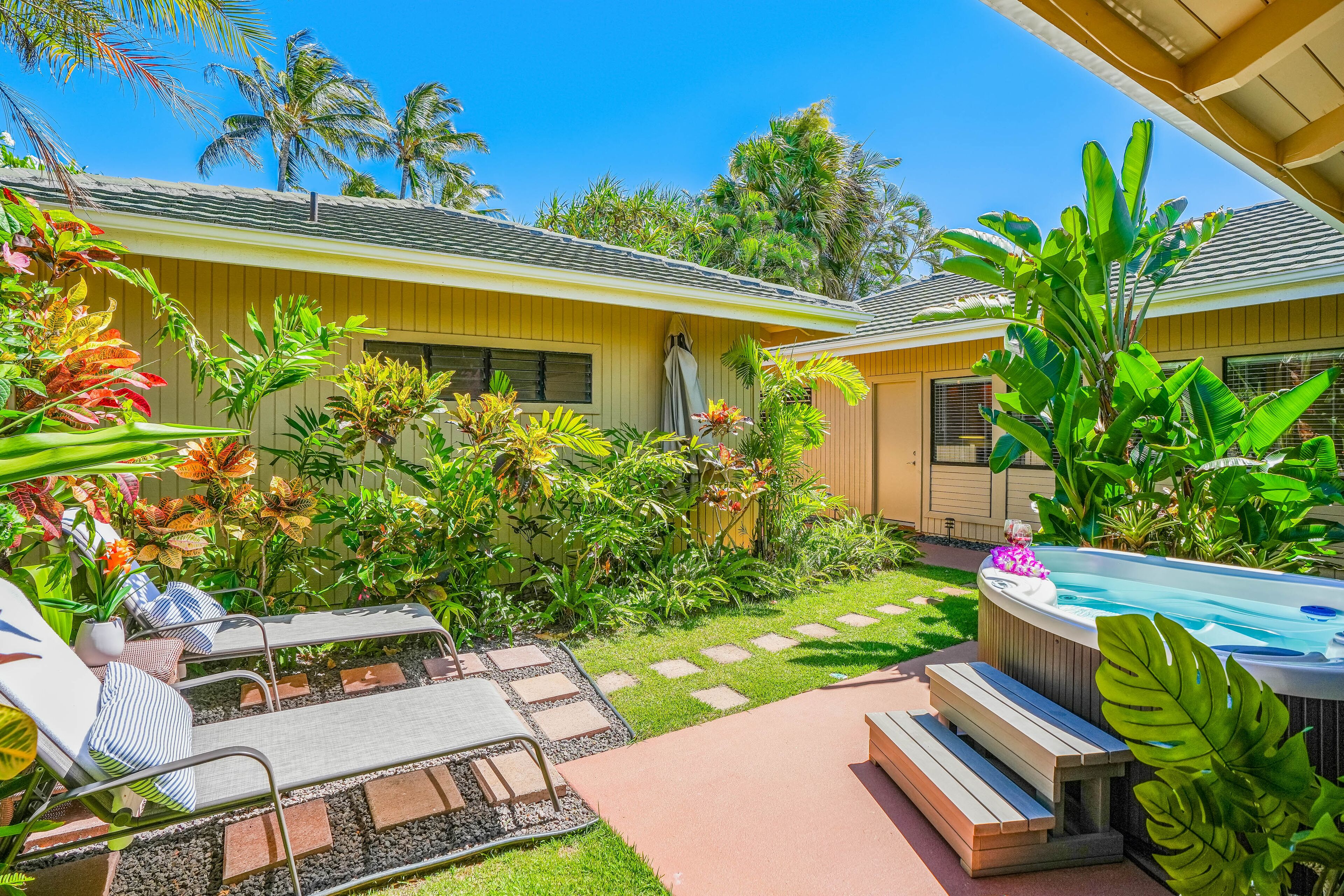 Garden view home with lanai, AC in every room, pool & tennis - walk to beaches