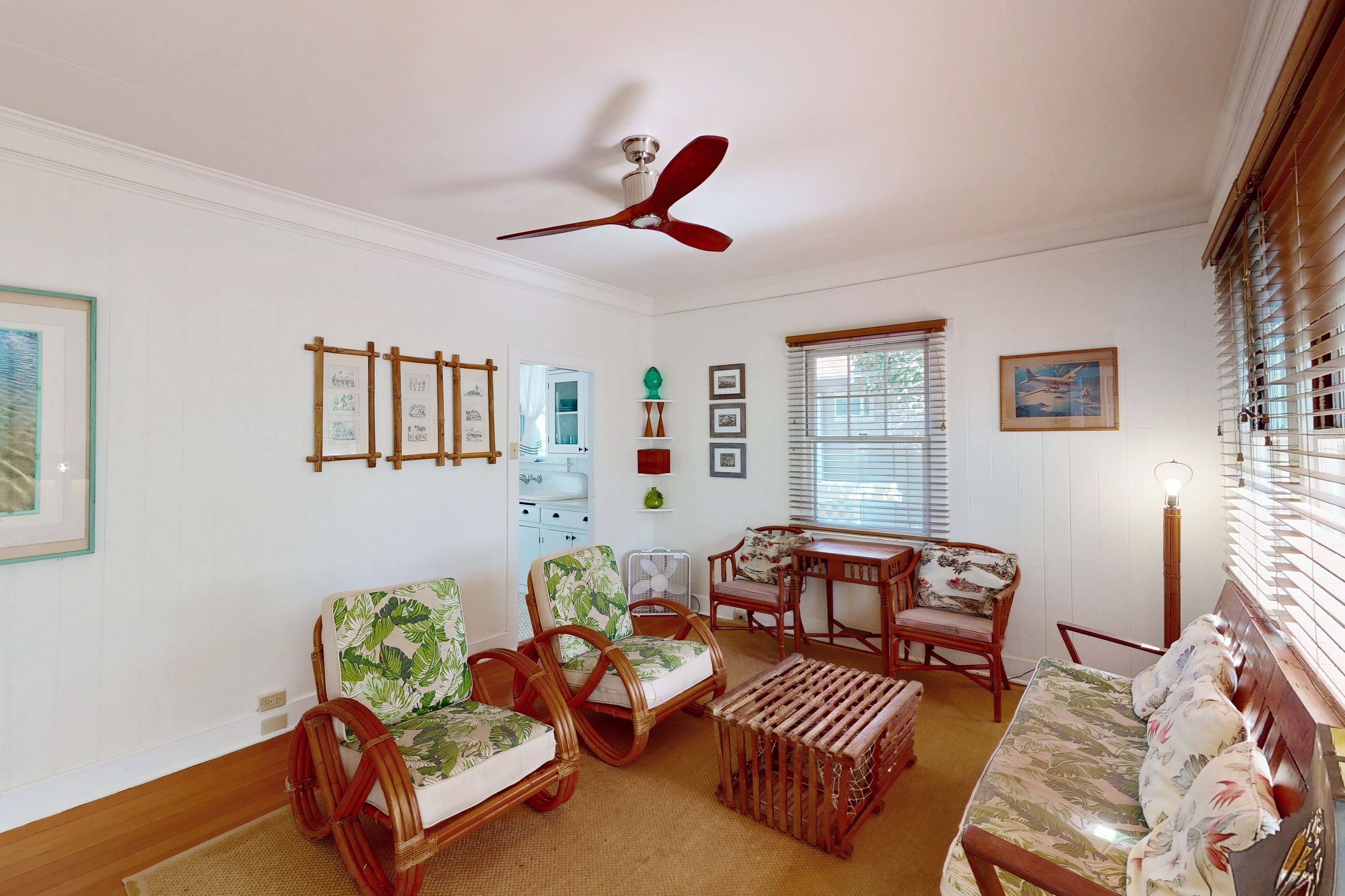 Charming cottage close to everything - walk to beach, zoo, & park