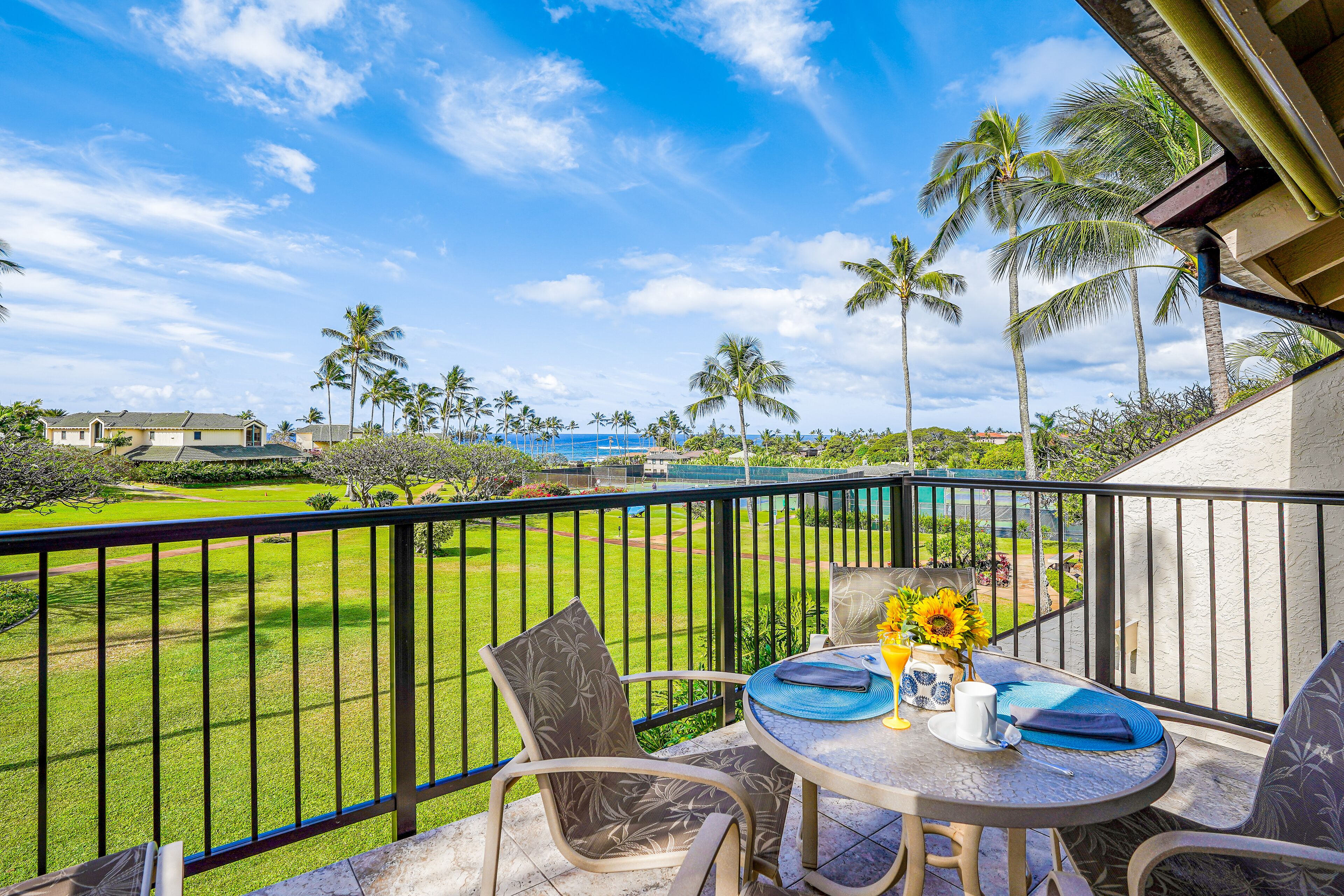 Top-floor ocean-view condo - lanais, 2 pools, hot tub, walk to Brenneckeโs Beach