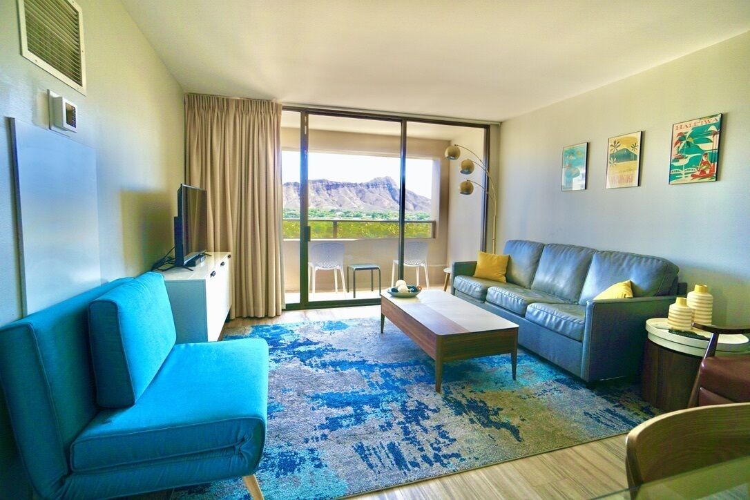 Modern 2BR w/Diamond Head view, beach, FREE parking, king bed, pool, gym,& more!