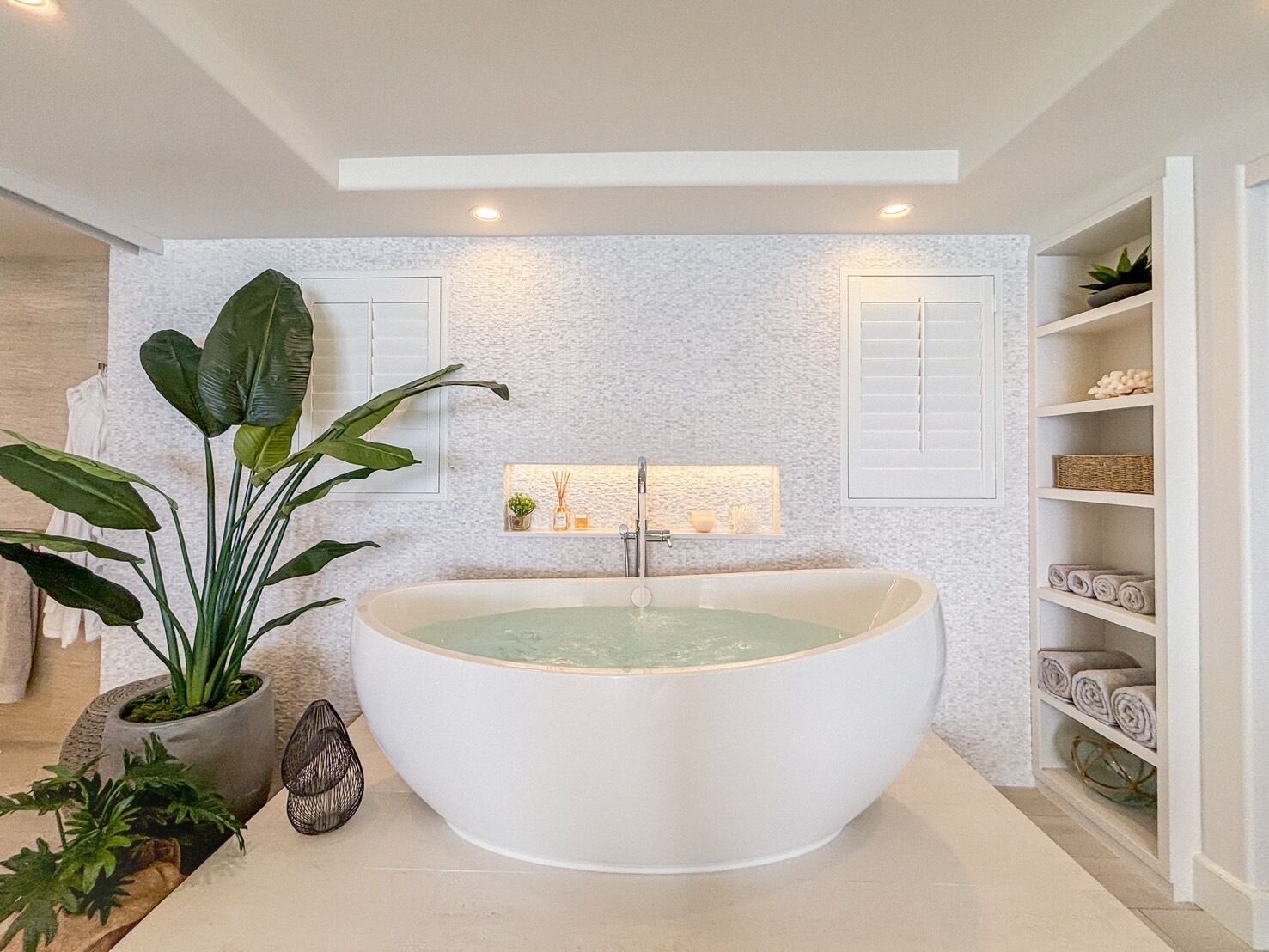 Spacious 2 Bdrm Remodeled Oceanfront 01 unit