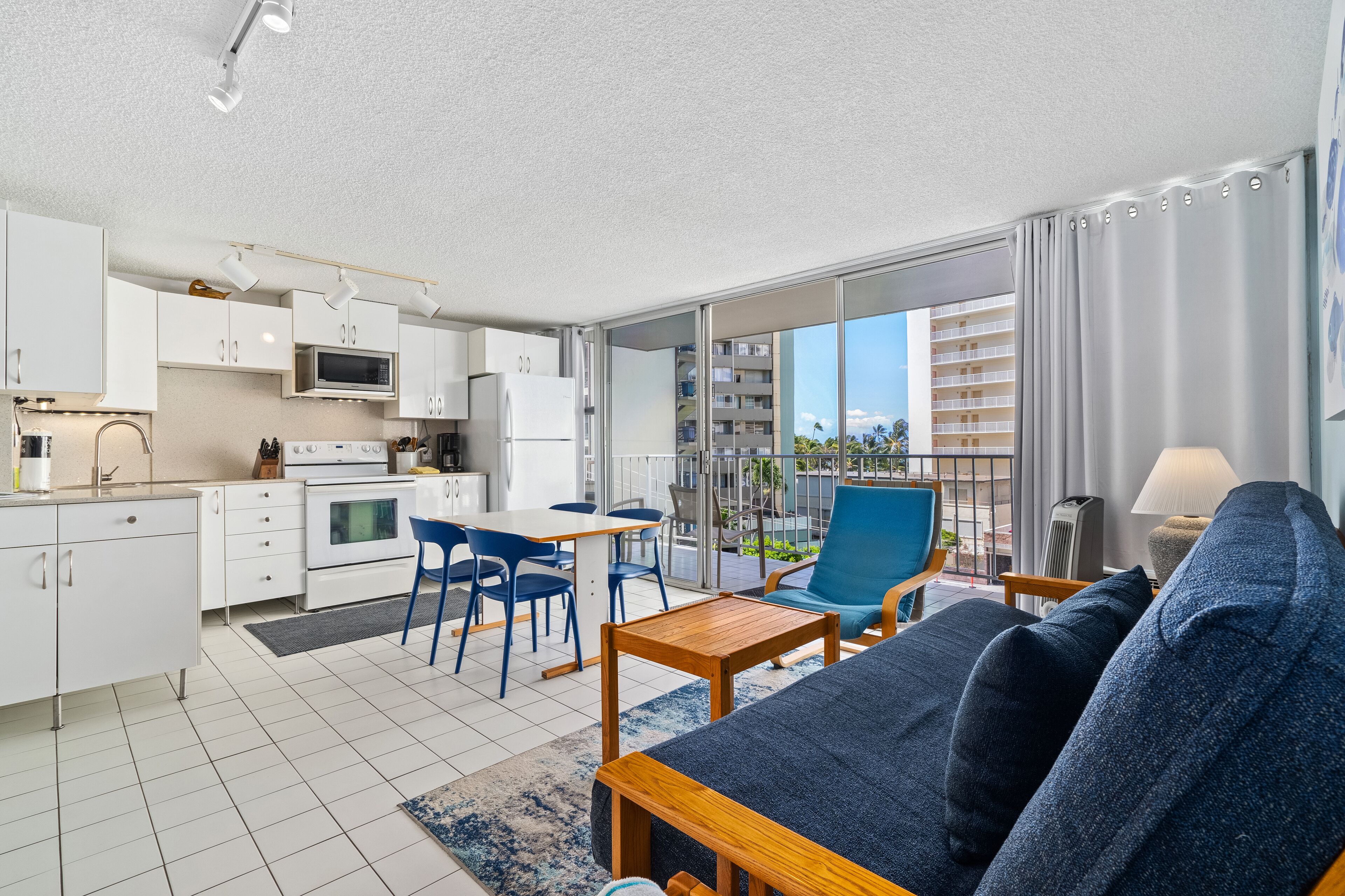 Spacious 1 Bedroom Condo w/full Kitchen & Parking