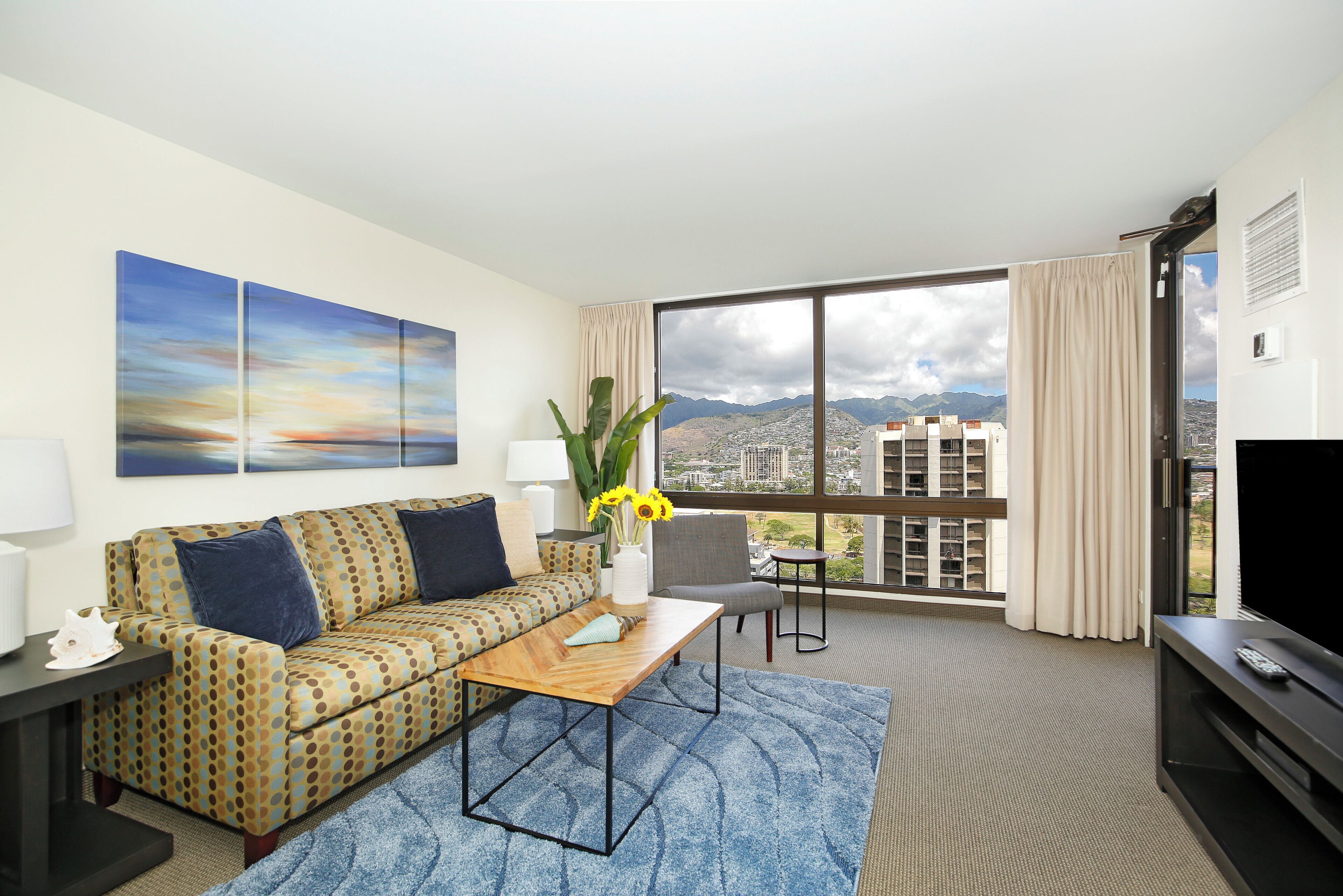 Magnificent Waikiki Mountain Views! Free Parking, Wi-Fi, Pool & More!